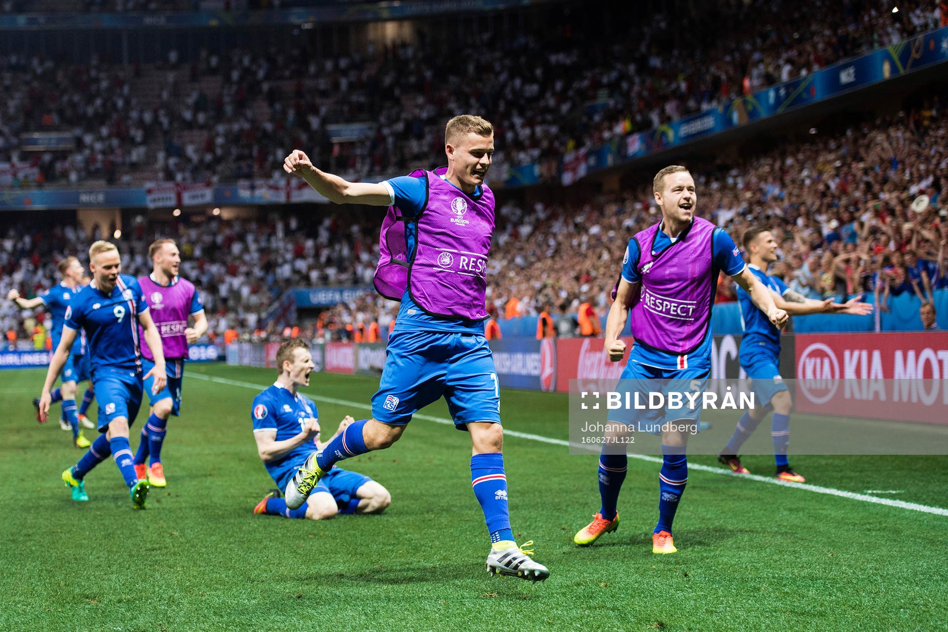 Islands spelare jublar