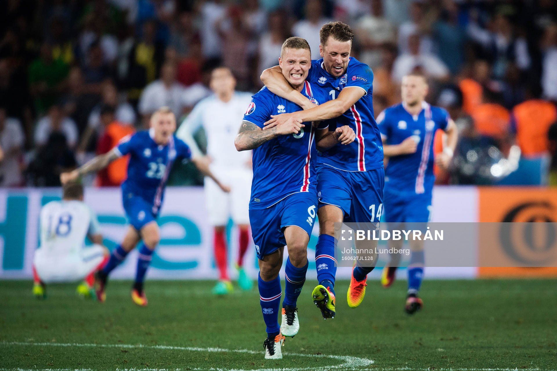 Islands Ragnar Sigurdsson och Kári Arnason jublar vid