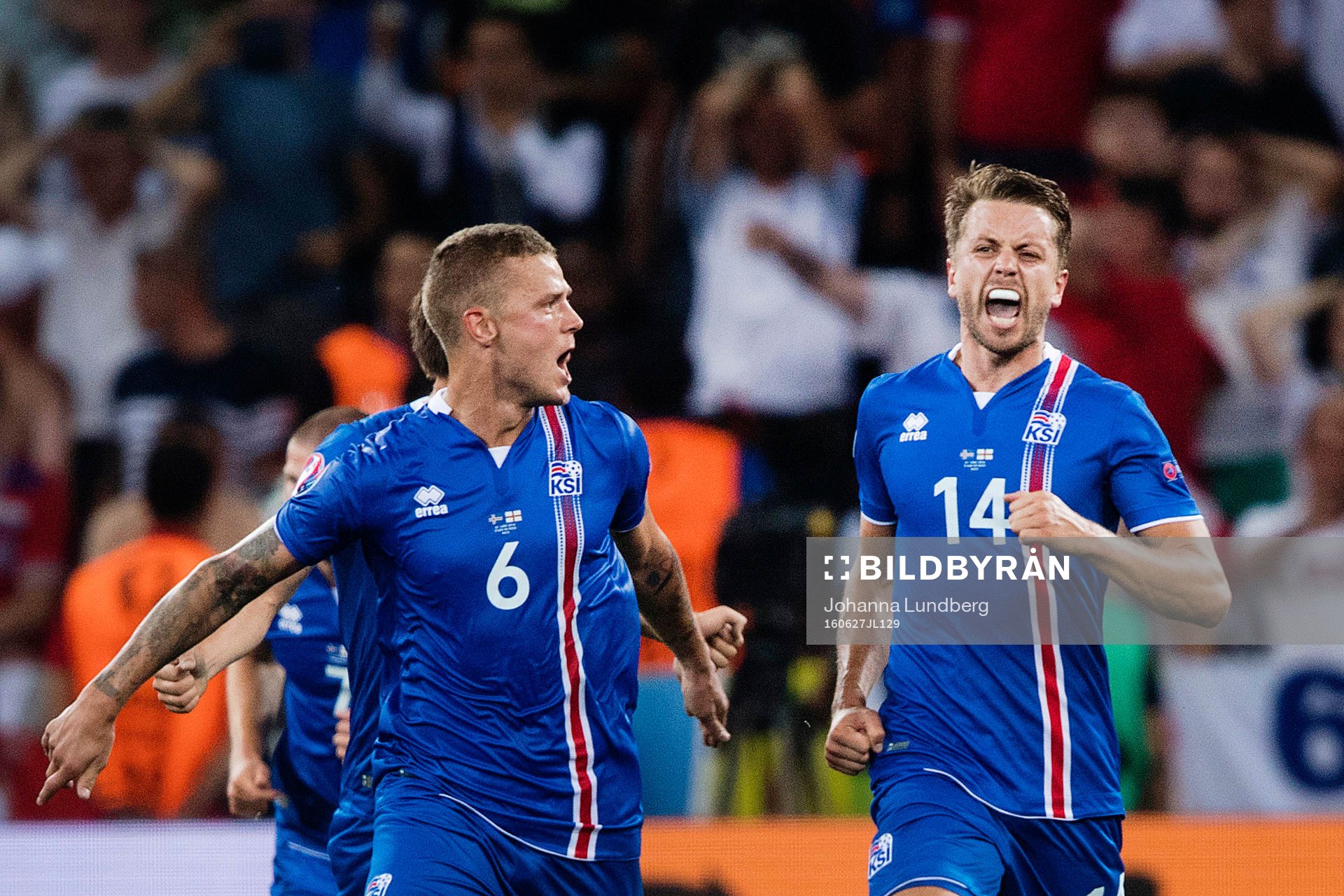 Islands Ragnar Sigurdsson och Kári Arnason jublar vid