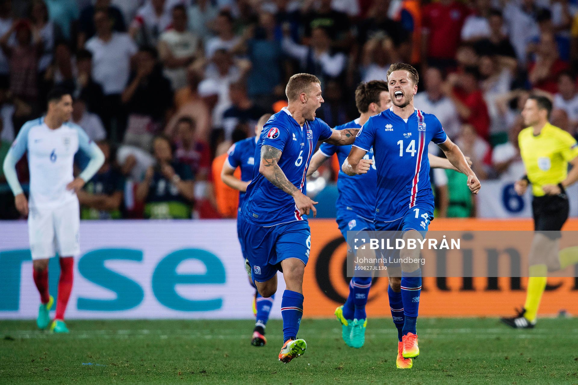 Islands Ragnar Sigurdsson och Kári Arnason jublar vid