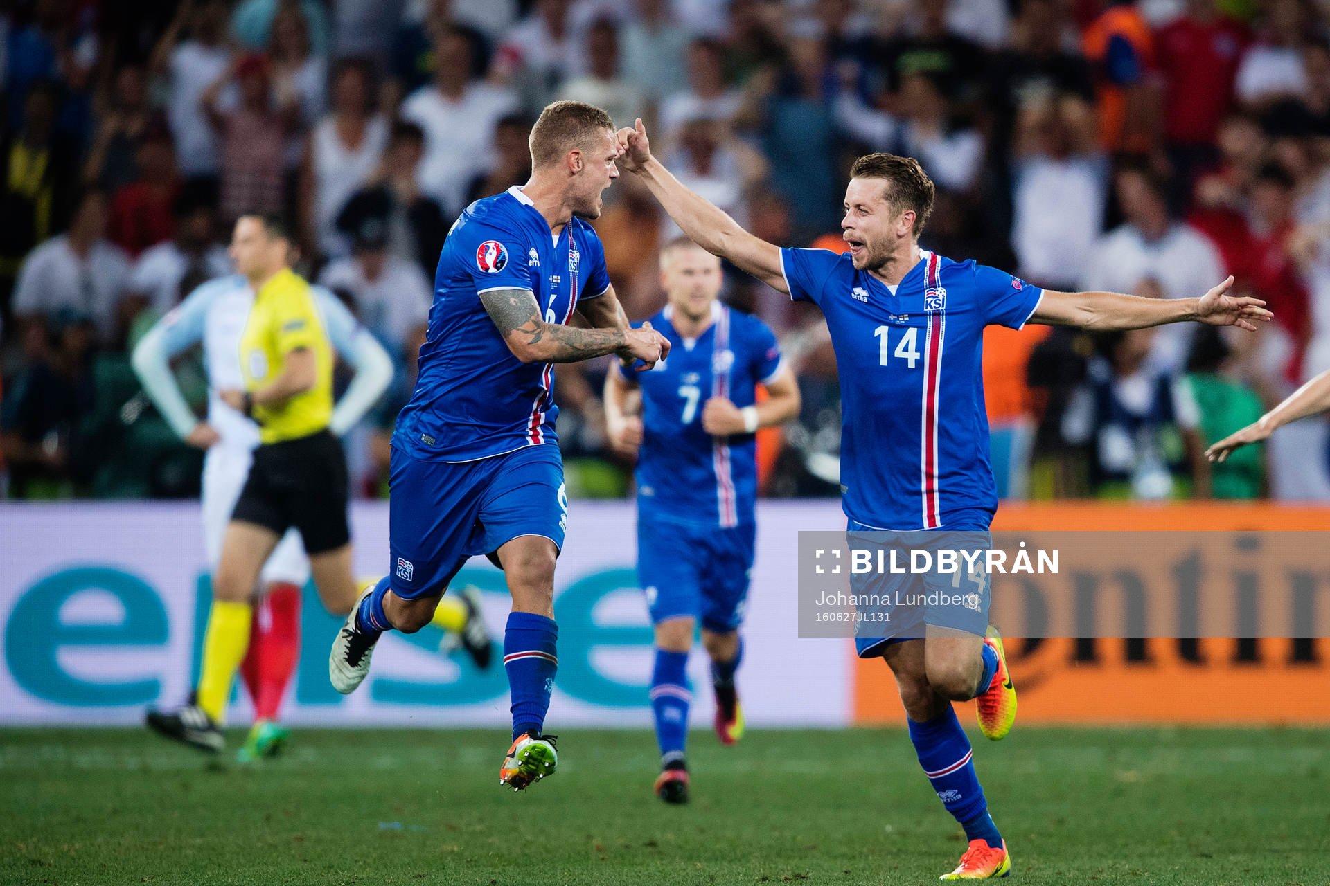 Islands Ragnar Sigurdsson och Kári Arnason jublar vid slutsignal under fotbollsmatchen mellan England och Island under fotbolls-EM den 27 juni 2016 i Nice.