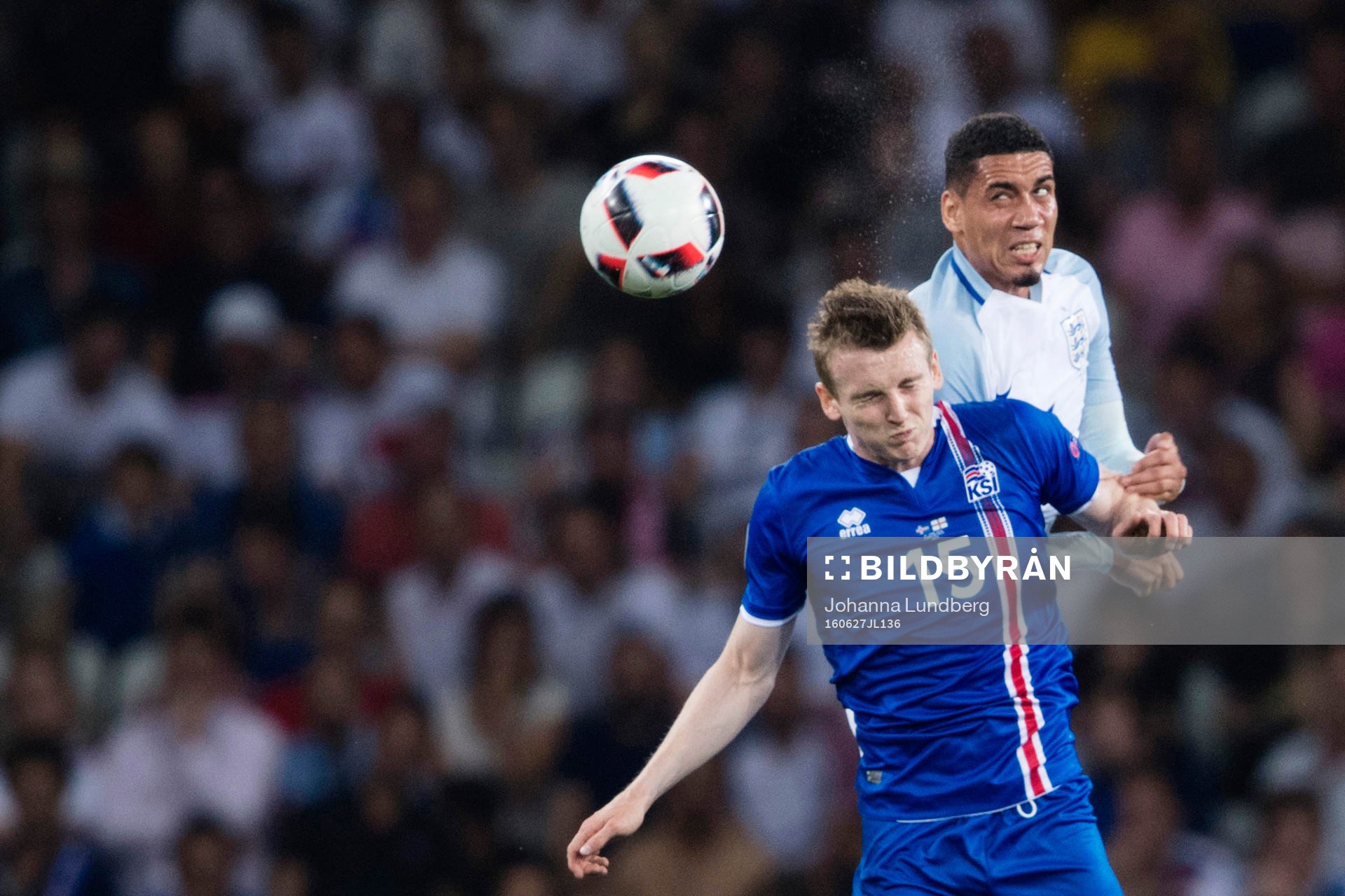 Englands Chris Smalling och Islands Jón Dadi Bödvarsson under fotbollsmatchen mellan England och Island under fotbolls-EM den 27 juni 2016 i Nice.