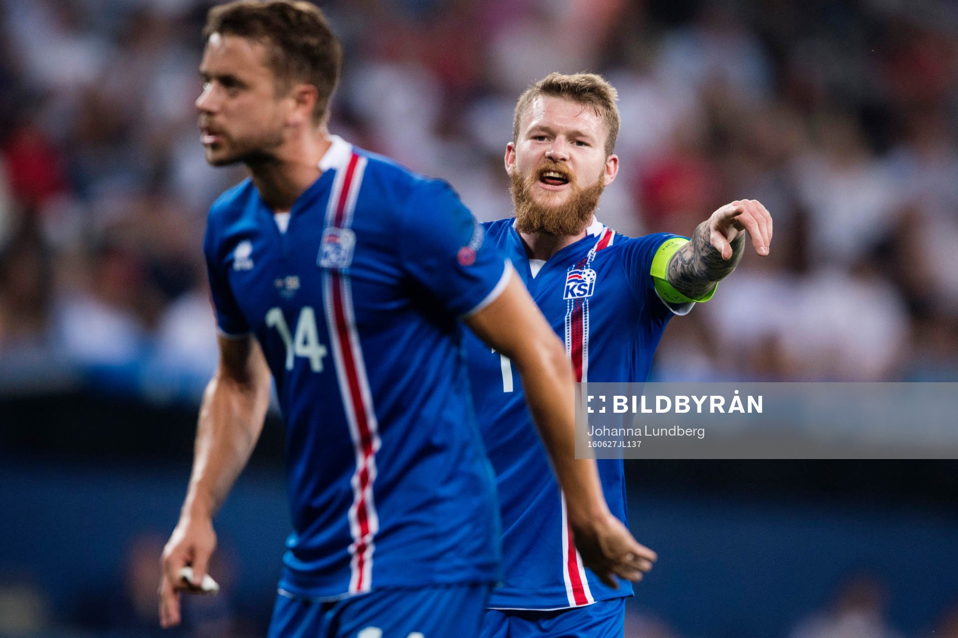 Islands Kári Arnason och Aron Gunnarsson reagerar