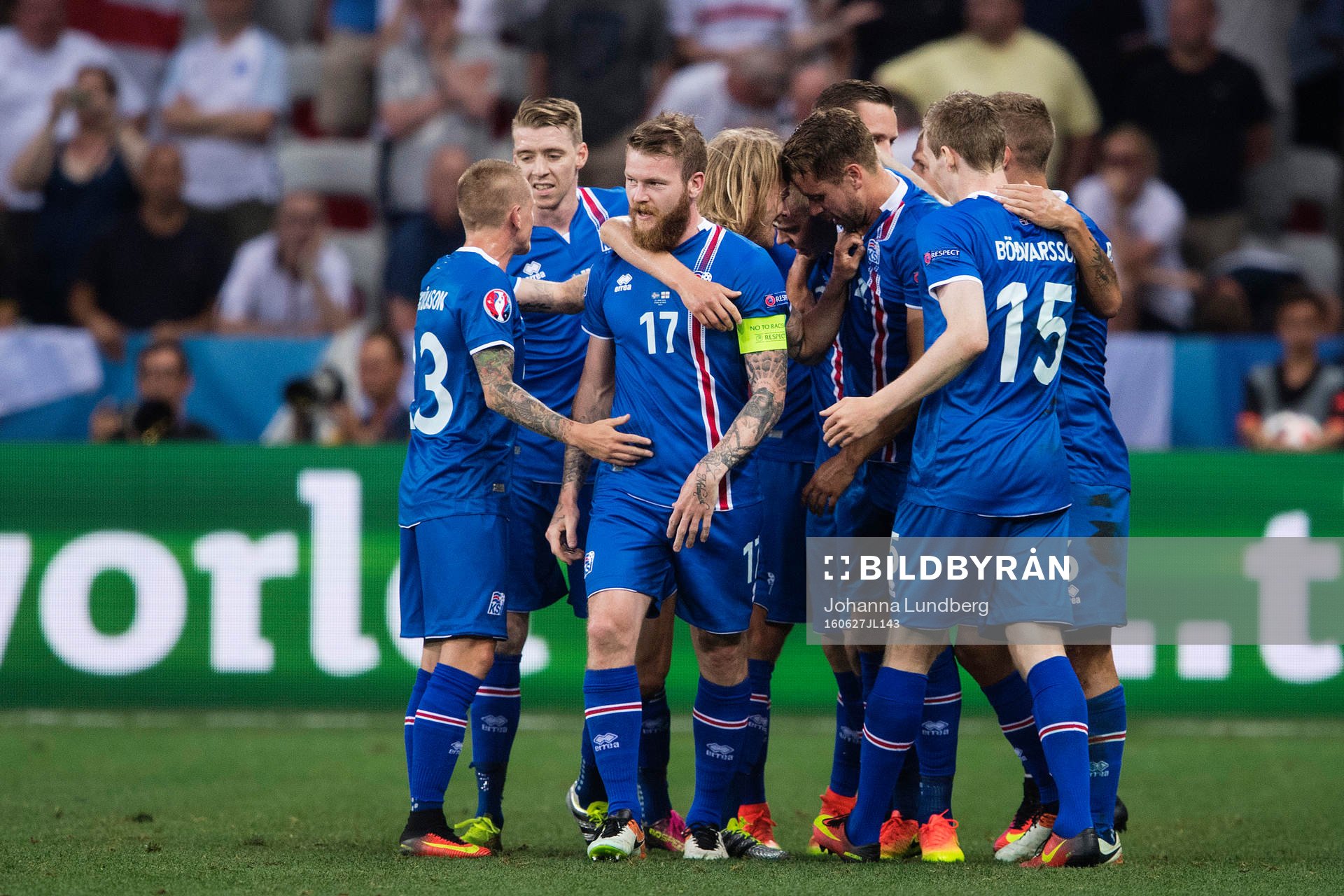 Islands Ari Skulason, Birkir Saevarsson, Aron Gunnarsson, Kári Arnason och Jón Dadi Bödvarsson jublar eder att Kolbeinn Sigthorsson gjort 1-2 under fotbollsmatchen mellan England och Island under fotbolls-EM den 27 juni 2016 i Nice.