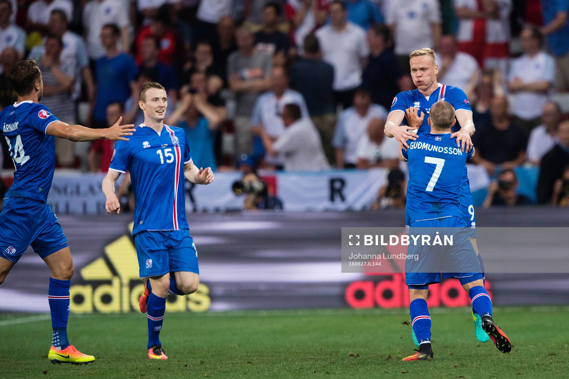 Islands Kolbeinn Sigthorsson jublar mot Johann Gudmundsson