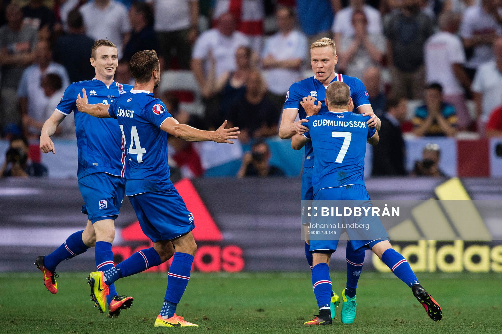 Islands Kolbeinn Sigthorsson jublar mot Johann Gudmundsson,