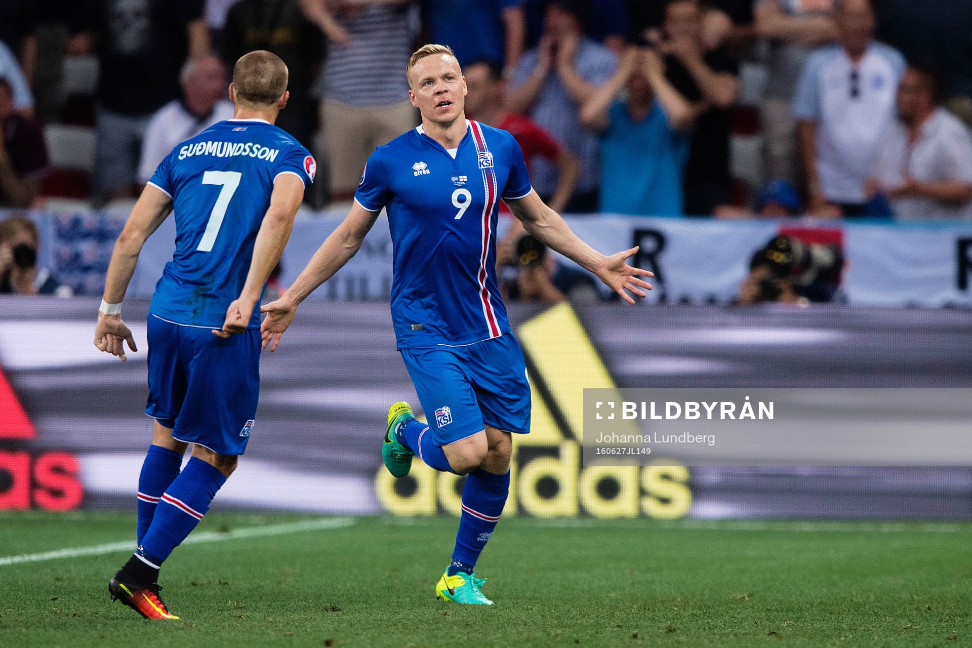 Islands Kolbeinn Sigthorsson (th) jublar mot Johann