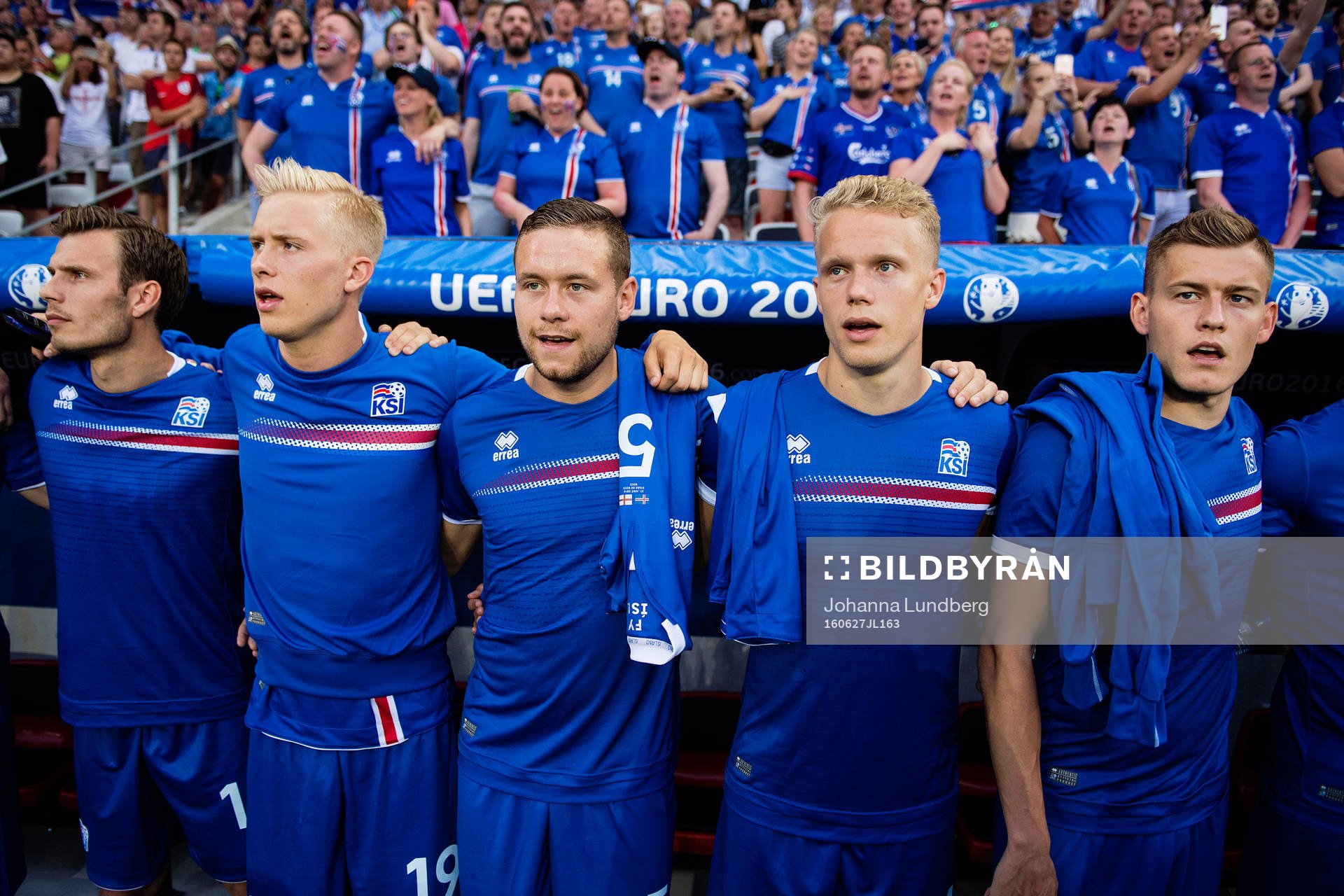 Islands Elmar Bjarnason, Hordur Magnusson, Sverrir Ingason, Hjörtur Hermannsson och Alfred Finnbogason och under fotbollsmatchen mellan England och Island under fotbolls-EM den 27 juni 2016 i Nice.