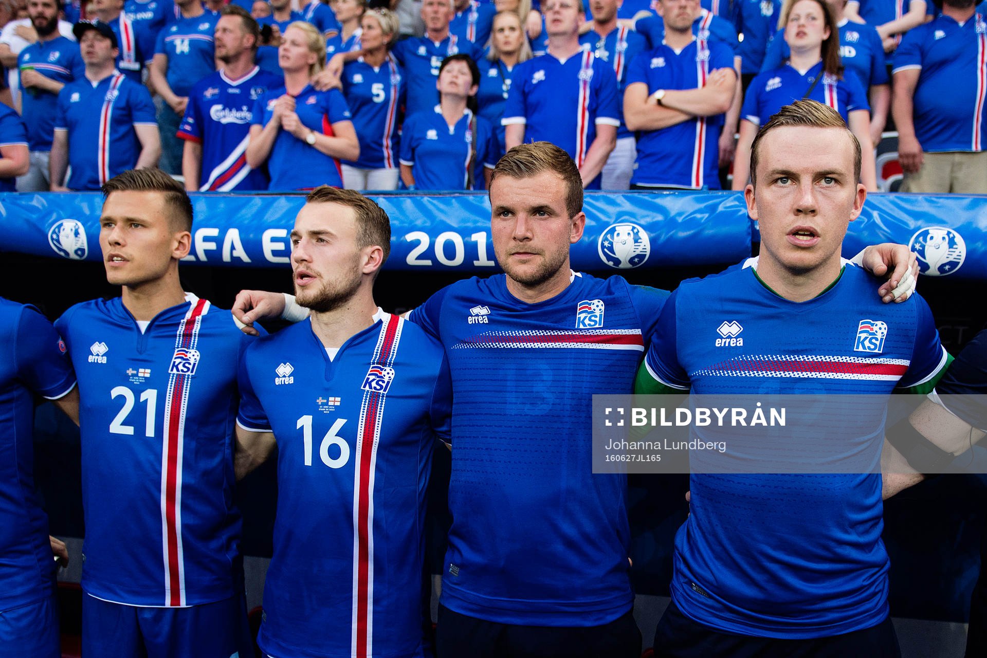 Islands Arnor Ingvi Traustason, Rúnar Már Sigurjonsson, målvakt Ingvar Jonsson, målvakt Ögmundur Kristinsson under fotbollsmatchen mellan England och Island under fotbolls-EM den 27 juni 2016 i Nice.