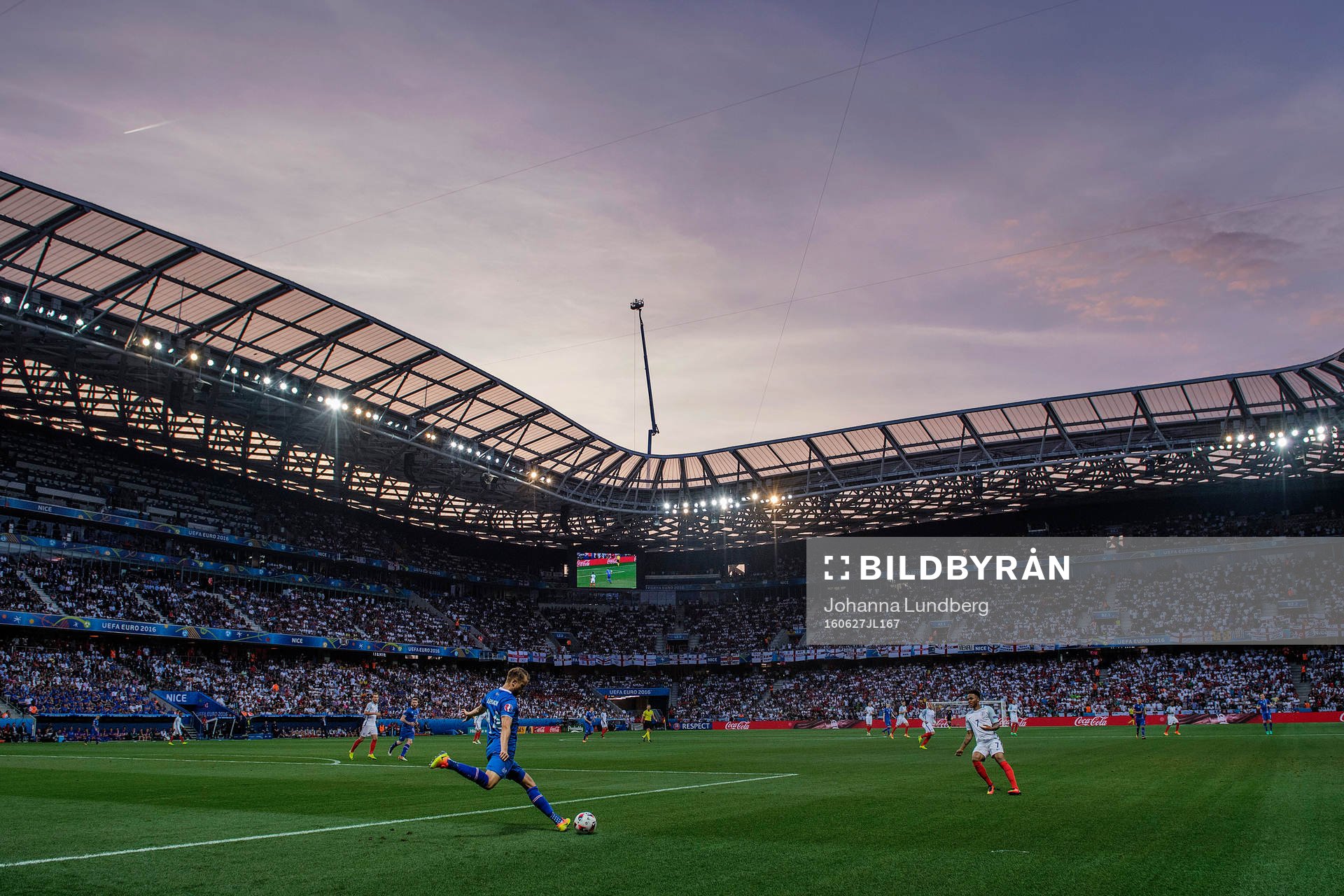 Islands Kári Arnason med en utspark på Stade de Nice