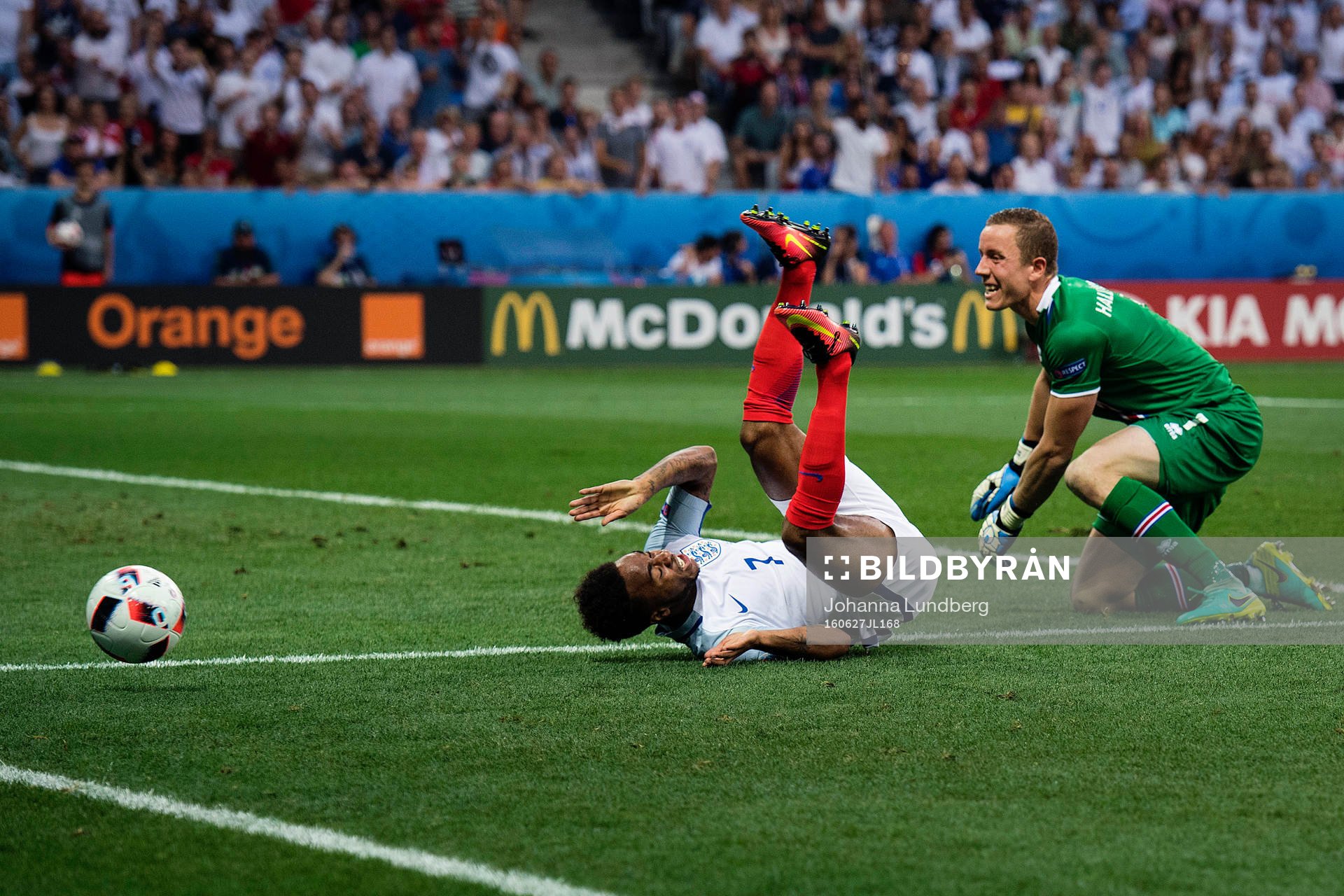 Englands Raheem Sterling faller i en duell med Islands