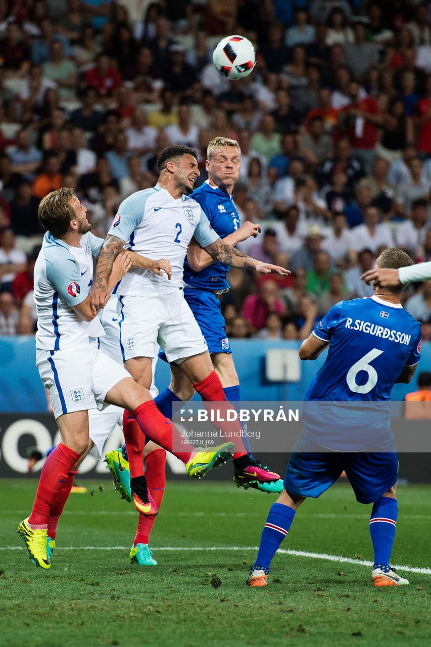 Englands Kyle Walker och Islands Kolbeinn Sigthorsson