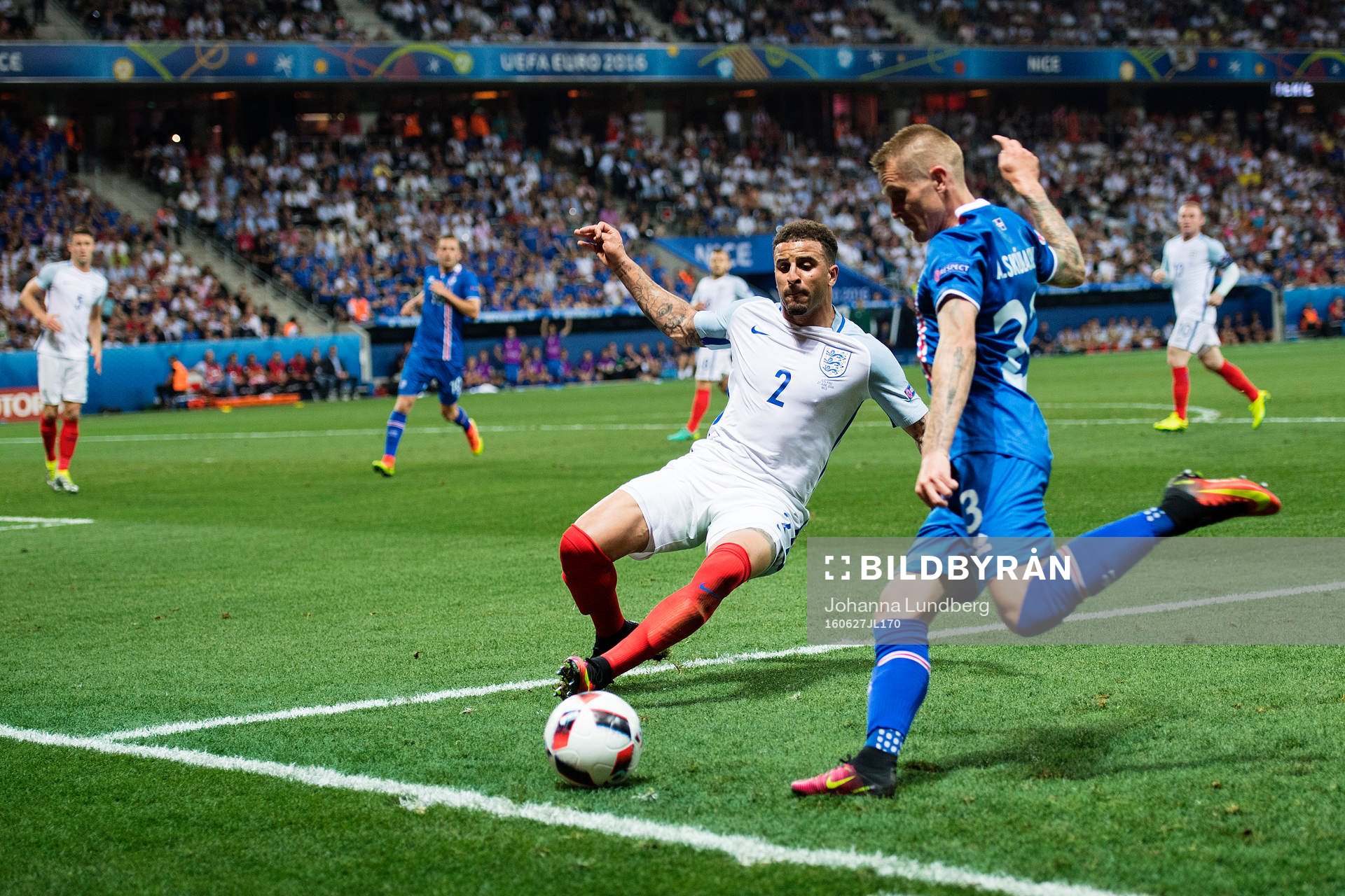 Englands Kyle Walker utmanar Islands Ari Skulason under fotbollsmatchen mellan England och Island under fotbolls-EM den 27 juni 2016 i Nice.