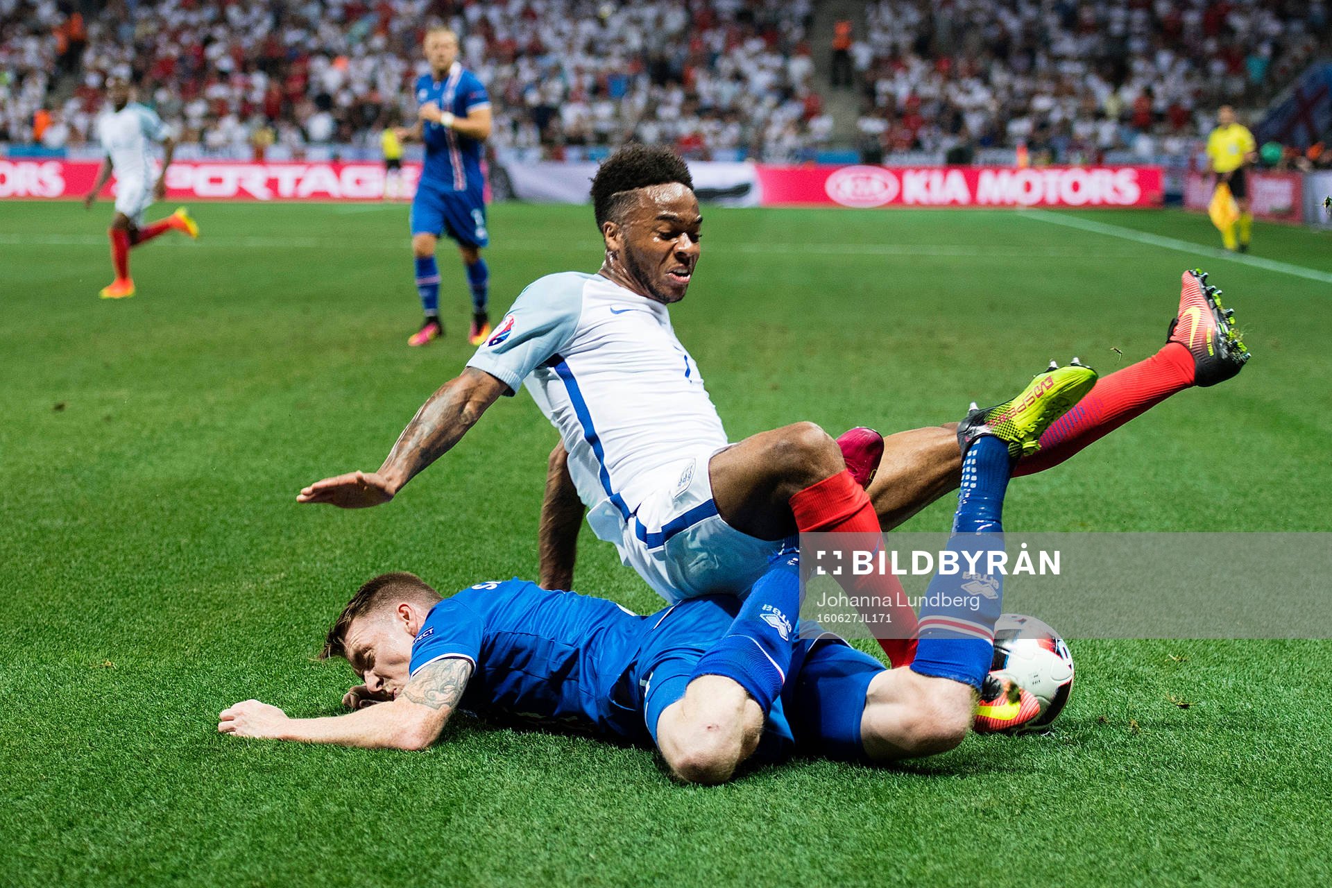 Islands Birkir Saevarsson och Englands Raheem Sterling
