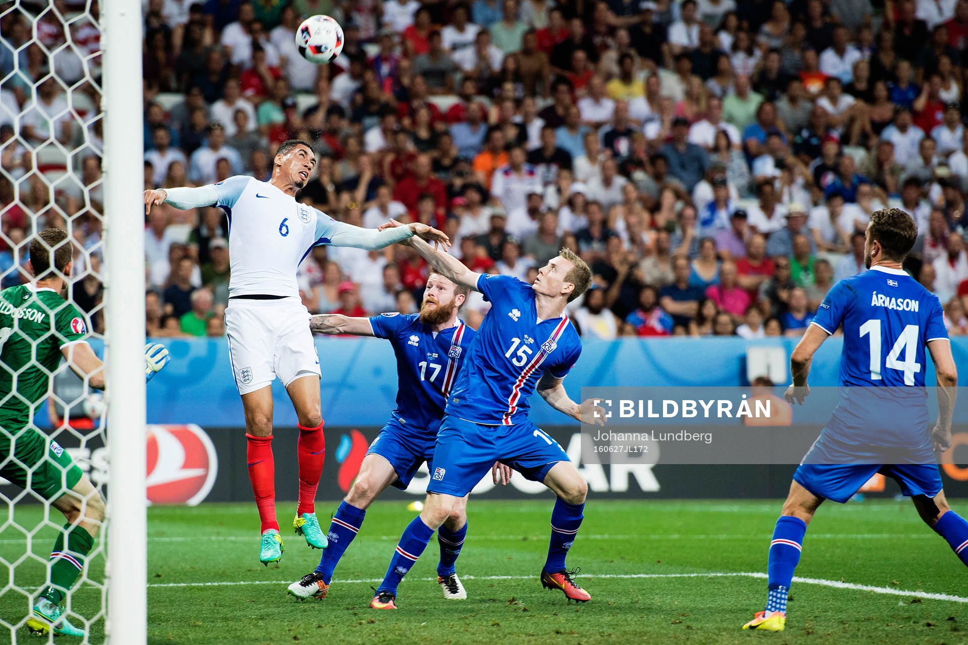 Englands Chris Smalling mot Islands Aron Gunnarsson och Jón Dadi Bödvarsson under fotbollsmatchen mellan England och Island under fotbolls-EM den 27 juni 2016 i Nice.