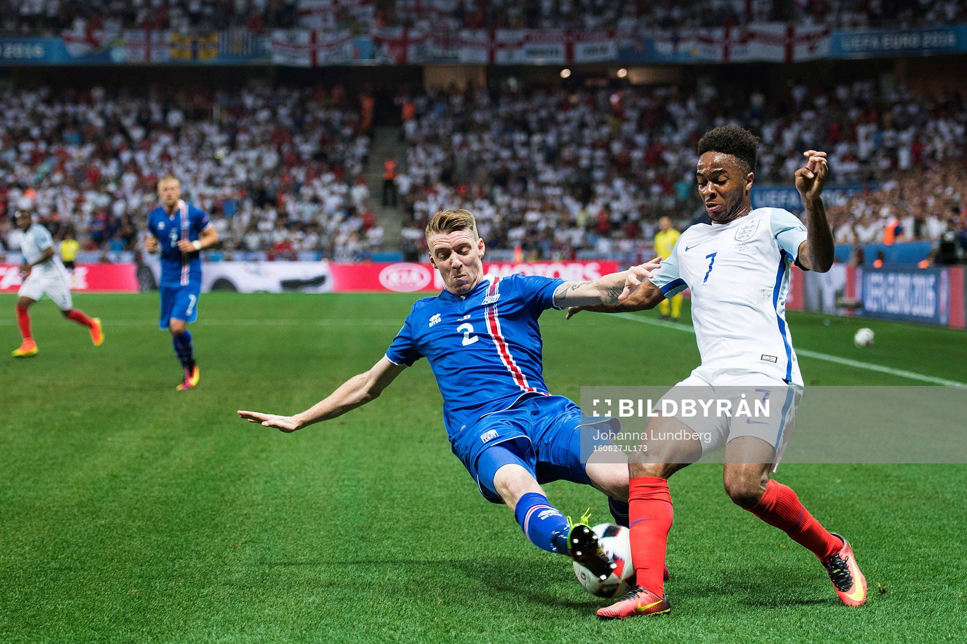 Islands Birkir Saevarsson och Englands Raheem Sterling