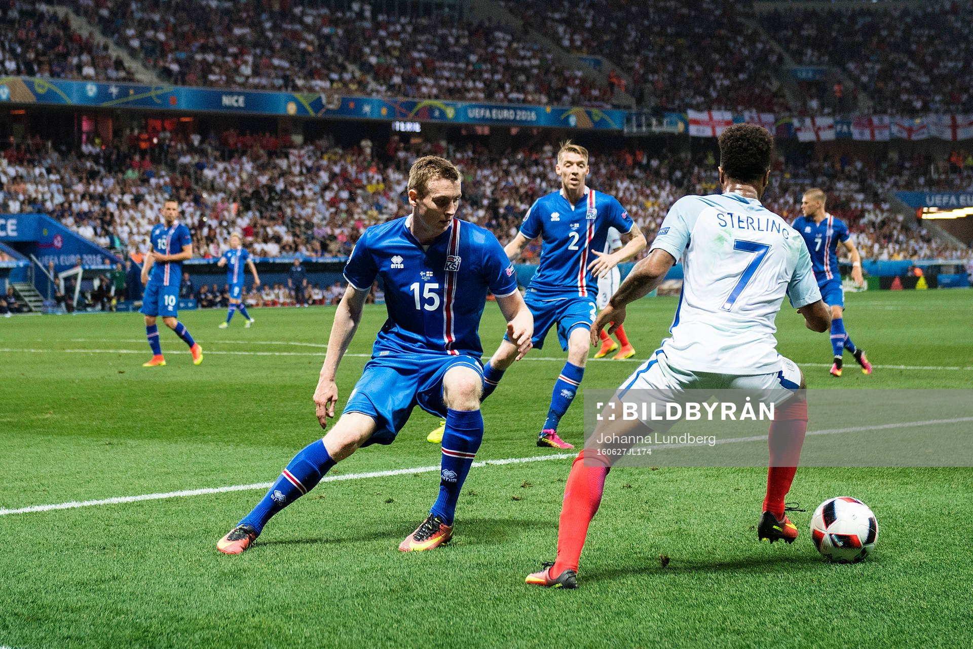 Islands Jón Dadi Bödvarsson och Englands Raheem Sterling