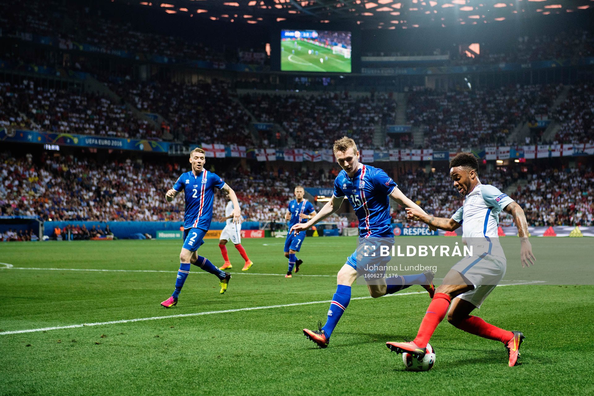 Islands Jón Dadi Bödvarsson och Englands Raheem Sterling