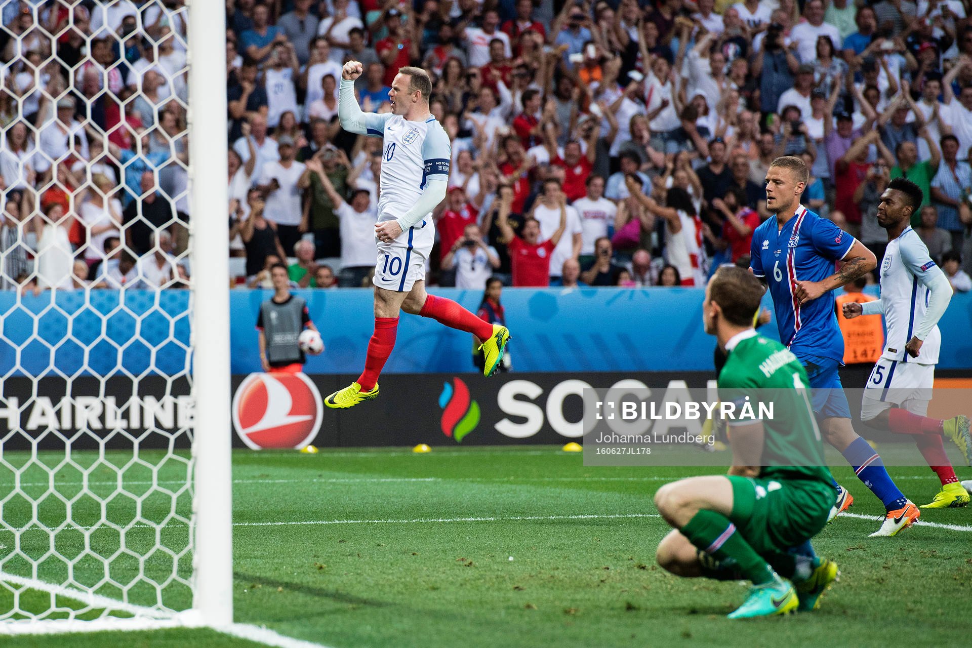 Englands Wayne Rooney jublar efter att han gjort 1-0 bakom Islands målvakt Hannes Halldorsson under fotbollsmatchen mellan England och Island under fotbolls-EM den 27 juni 2016 i Nice.