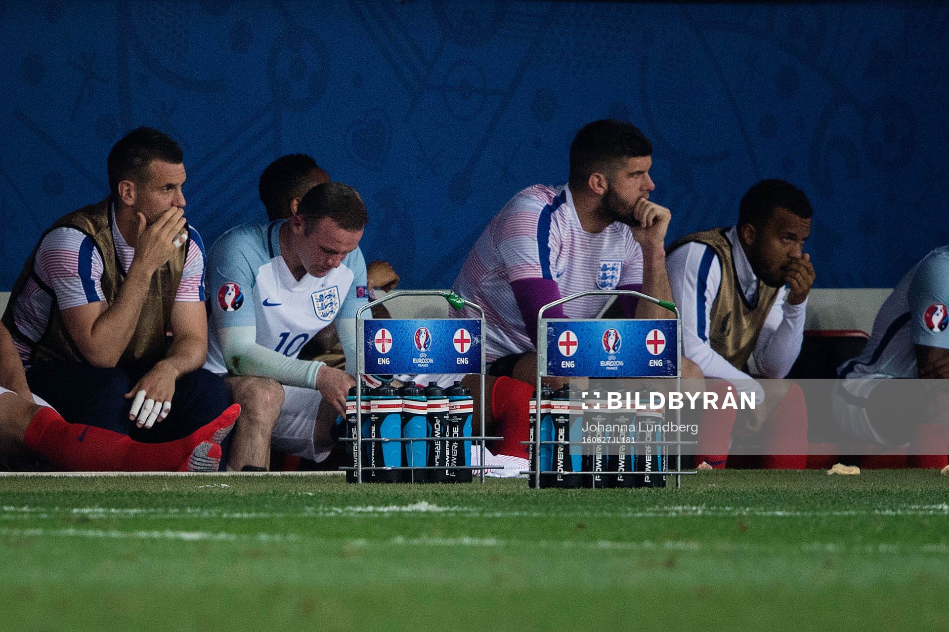 Englands Wayne Rooney deppar på bänken