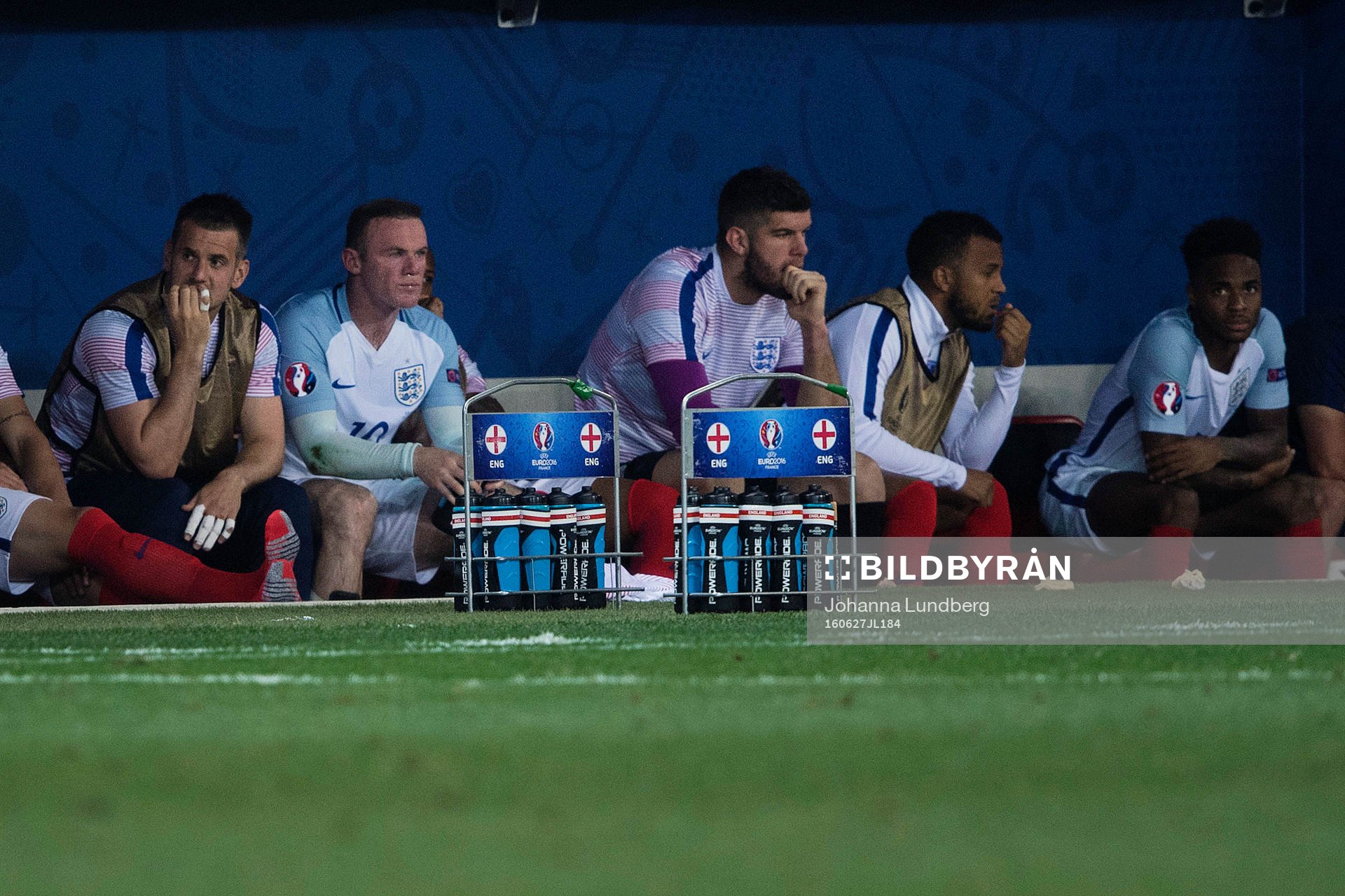 Englands Wayne Rooney deppar på bänken