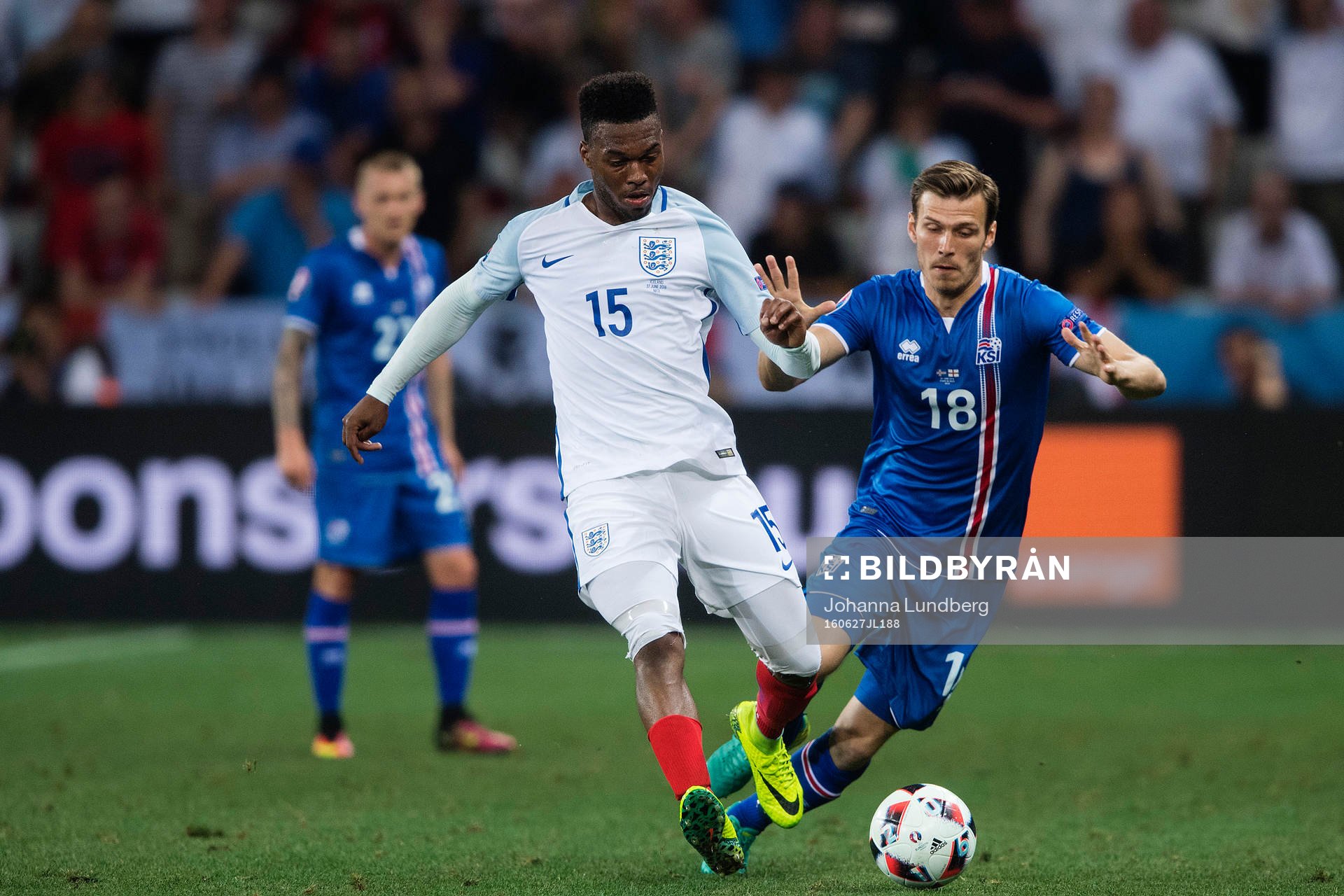 Englands Daniel Sturridge och Islands Elmar Bjarnason