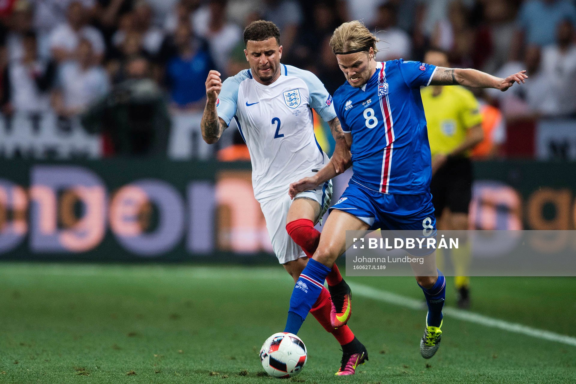 Englands Kyle Walker och Islands Birkir Bjarnason