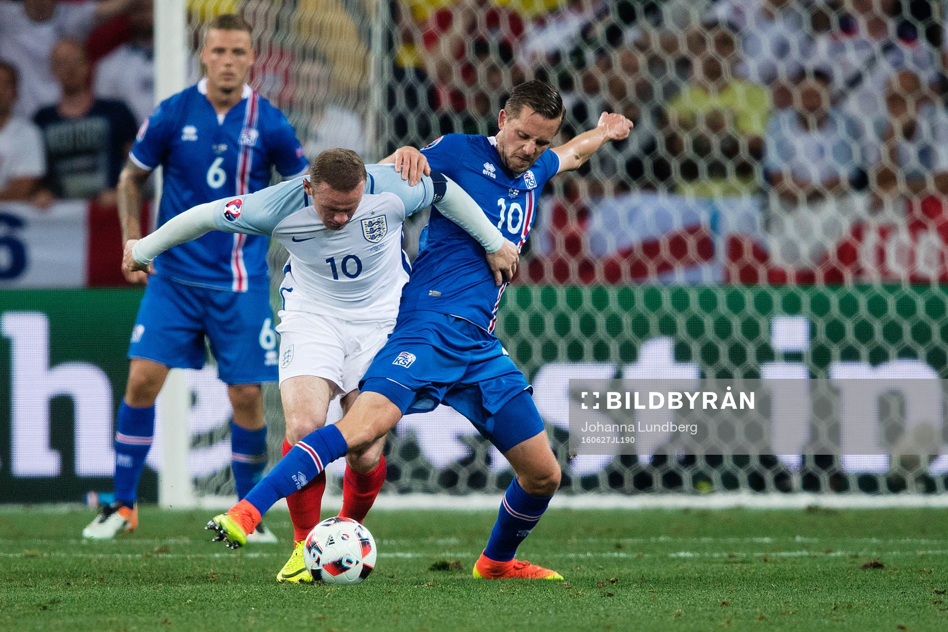 Englands Wayne Rooney mot Islands Gylfi Sigurdsson under fotbollsmatchen mellan England och Island under fotbolls-EM den 27 juni 2016 i Nice.