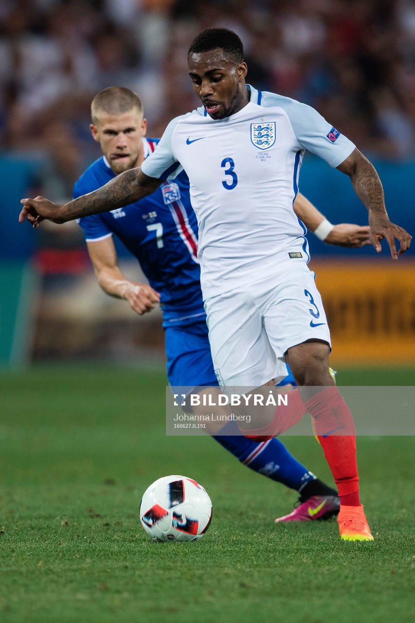 Englands Danny Rose jagas av Islands Johann Gudmundsson