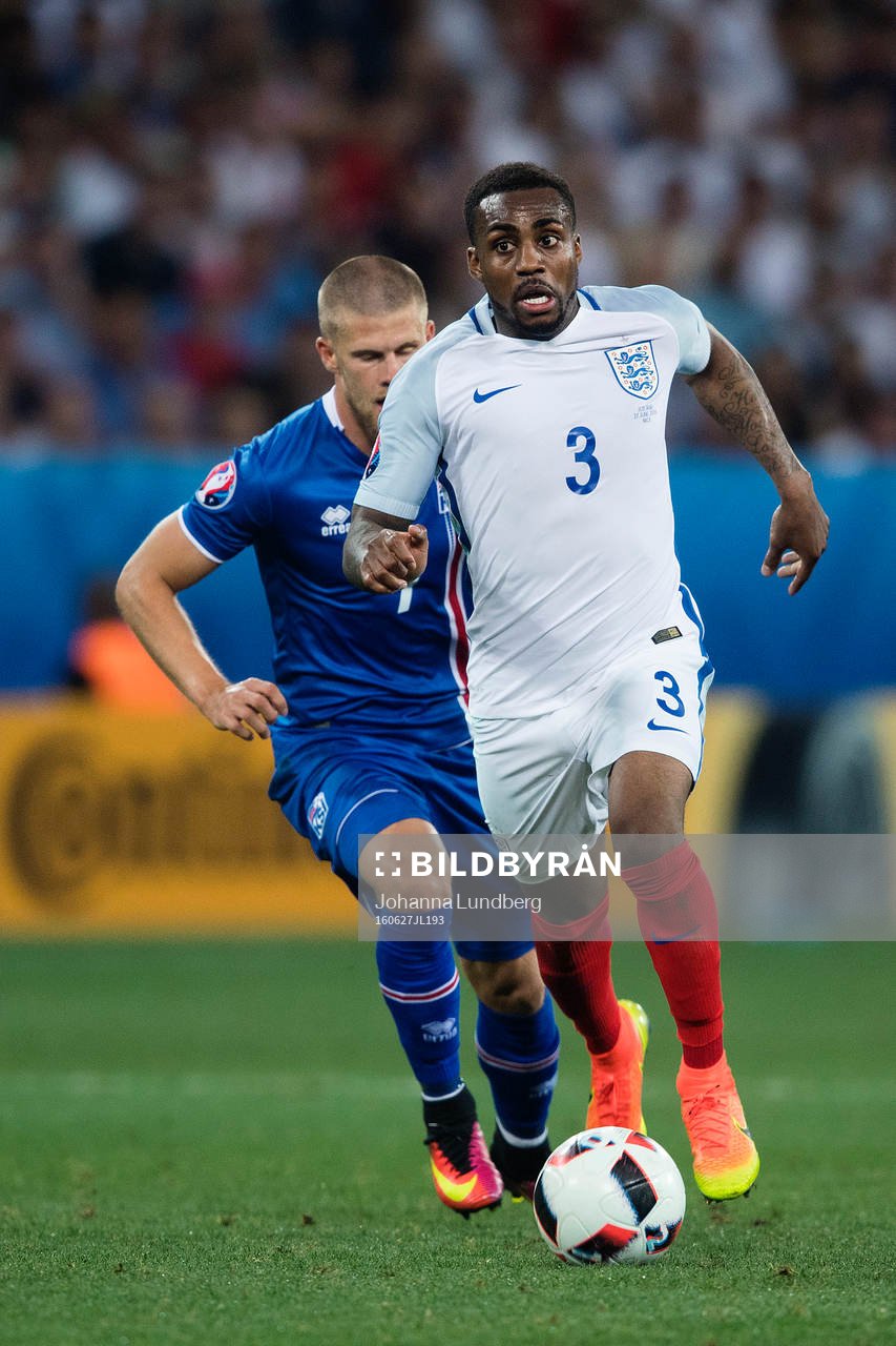 Englands Danny Rose jagas av Islands Johann Gudmundsson