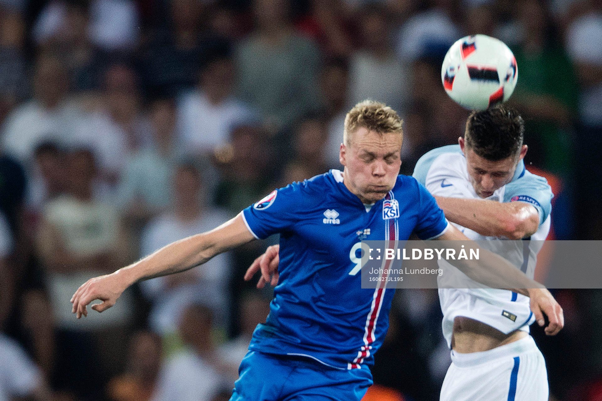 Islands Kolbeinn Sigthorsson och Englands Gary Cahill under fotbollsmatchen mellan England och Island under fotbolls-EM den 27 juni 2016 i Nice.