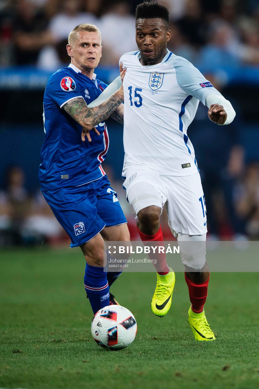 Islands Ari Skulason och Englands Daniel Sturridge