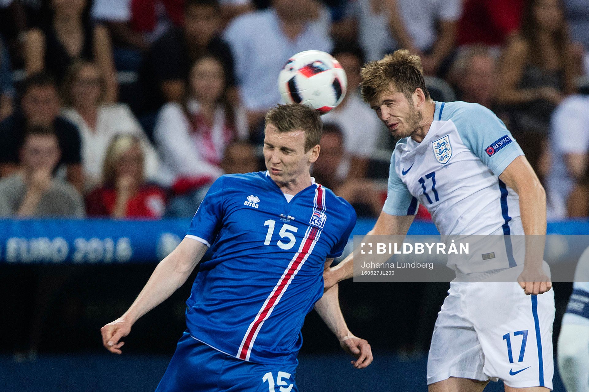 Islands Jón Dadi Bödvarsson mot Englands Eric Dier under fotbollsmatchen mellan England och Island under fotbolls-EM den 27 juni 2016 i Nice.