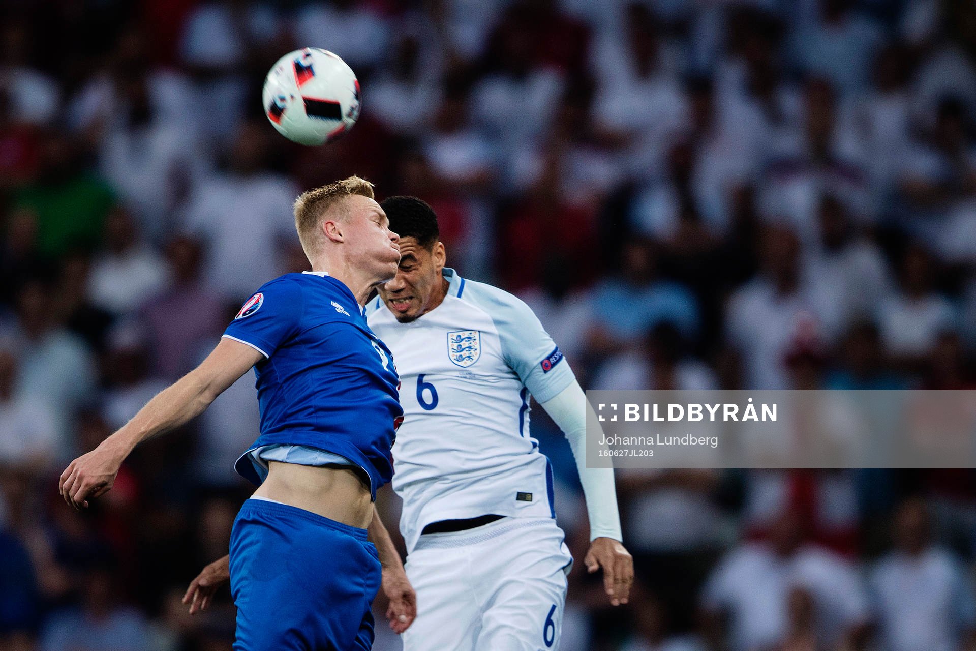 Islands Kolbeinn Sigthorsson och Englands Chris Smalling under fotbollsmatchen mellan England och Island under fotbolls-EM den 27 juni 2016 i Nice.