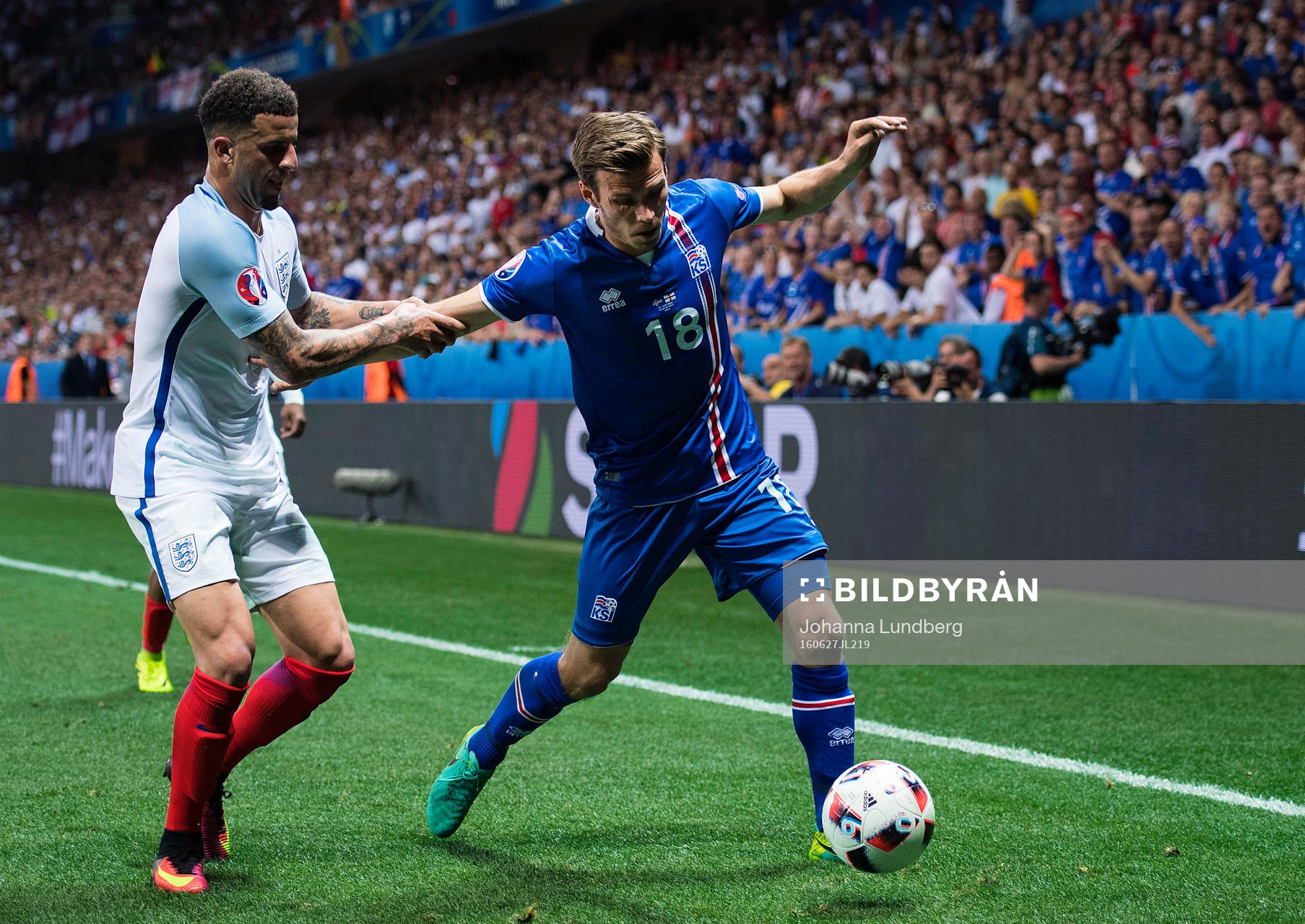 Englands Kyle Walker och Islands Elmar Bjarnason