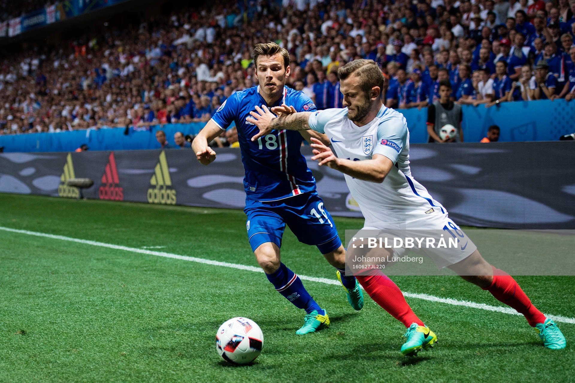 Islands Elmar Bjarnason och Englands Jack Wilshere