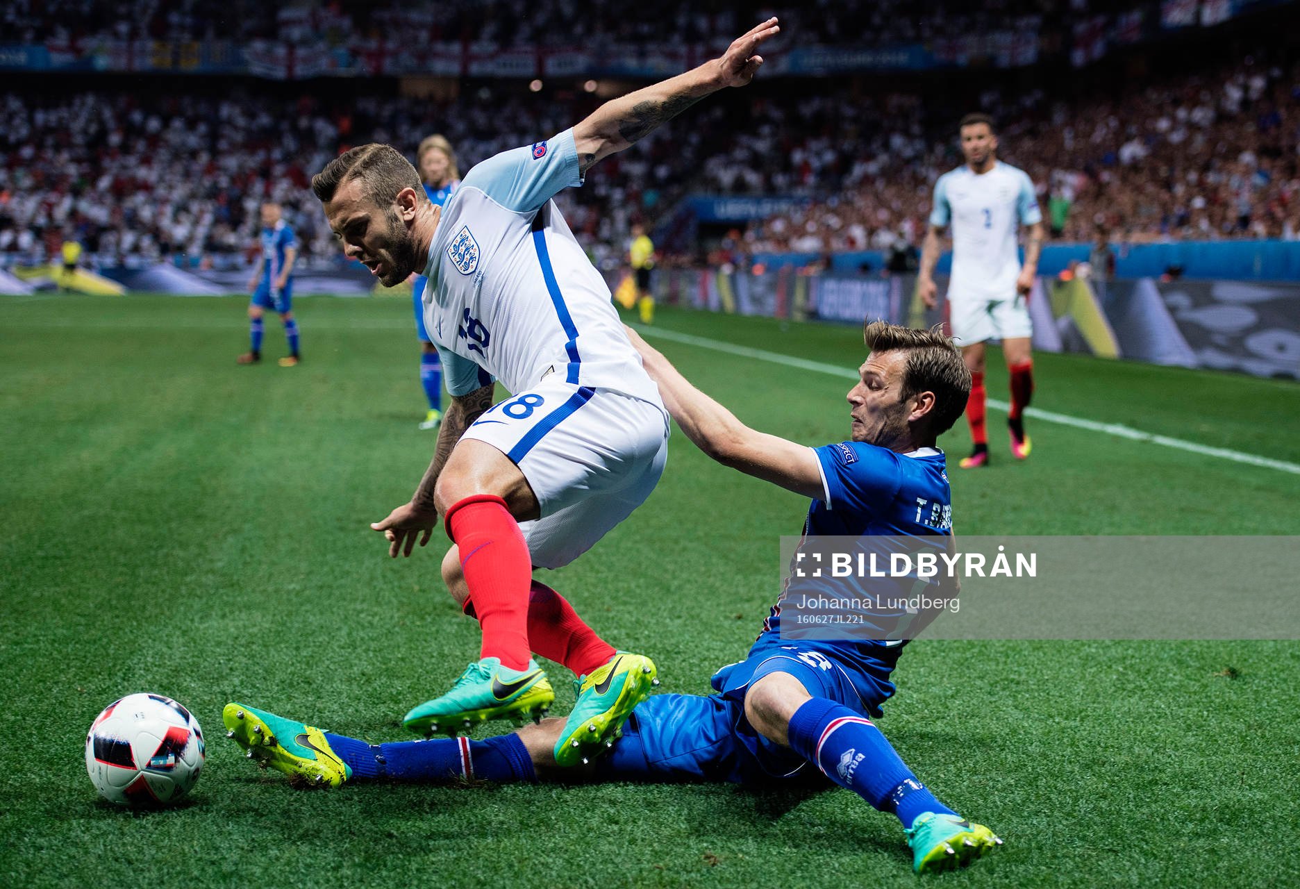 Englands Jack Wilshere och Islands Elmar Bjarnason