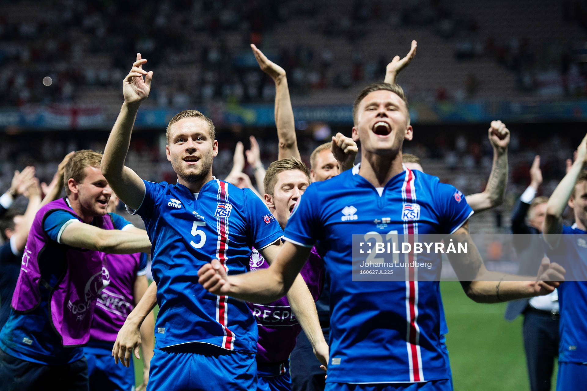 Islands Sverrir Ingason och Arnor Ingvi Traustason jublar