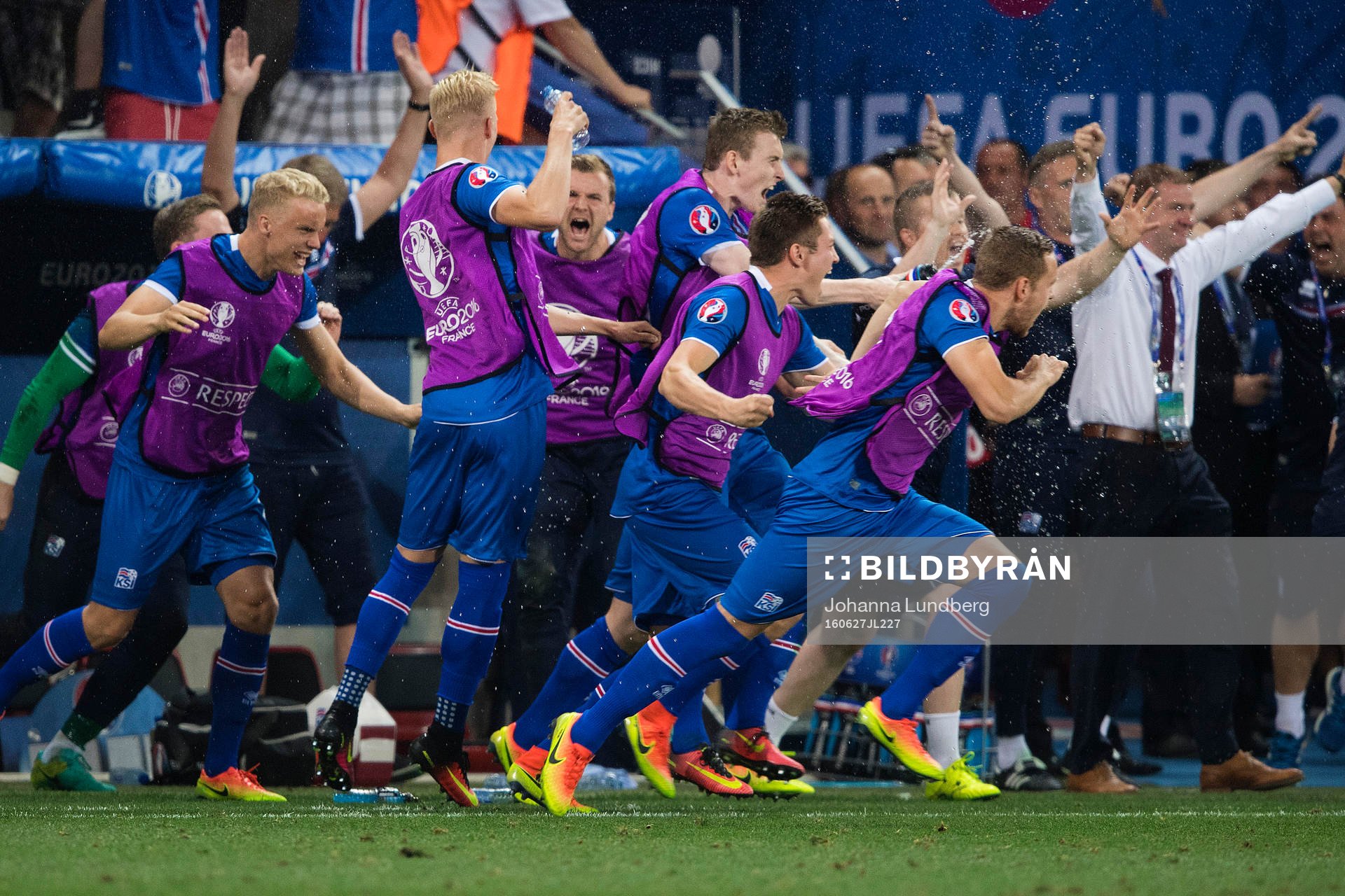 Islands spelare med Hjörtur Hermannsson (tv)) jublar