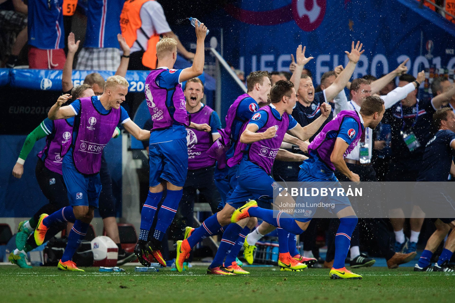 Islands spelare med Hjörtur Hermannsson (tv)) jublar