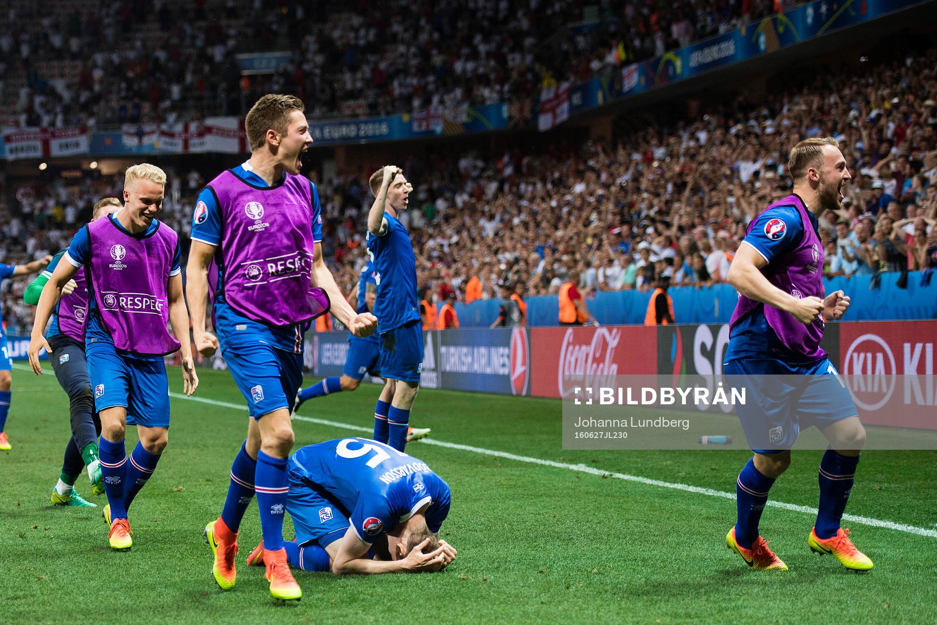 Islands spelare med Hjörtur Hermannsson (tv)) jublar efter fotbollsmatchen mellan England och Island under fotbolls-EM den 27 juni 2016 i Nice.