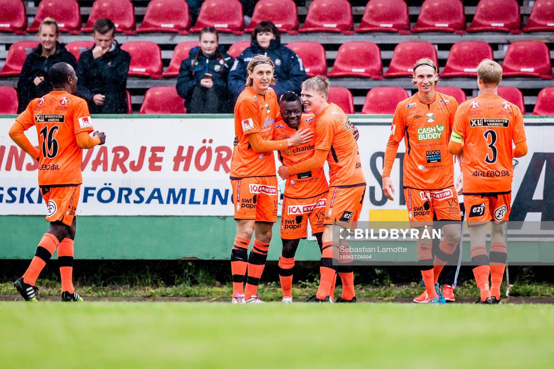Varbergs Thomas Boakye har gjort 0-1 och jublar med