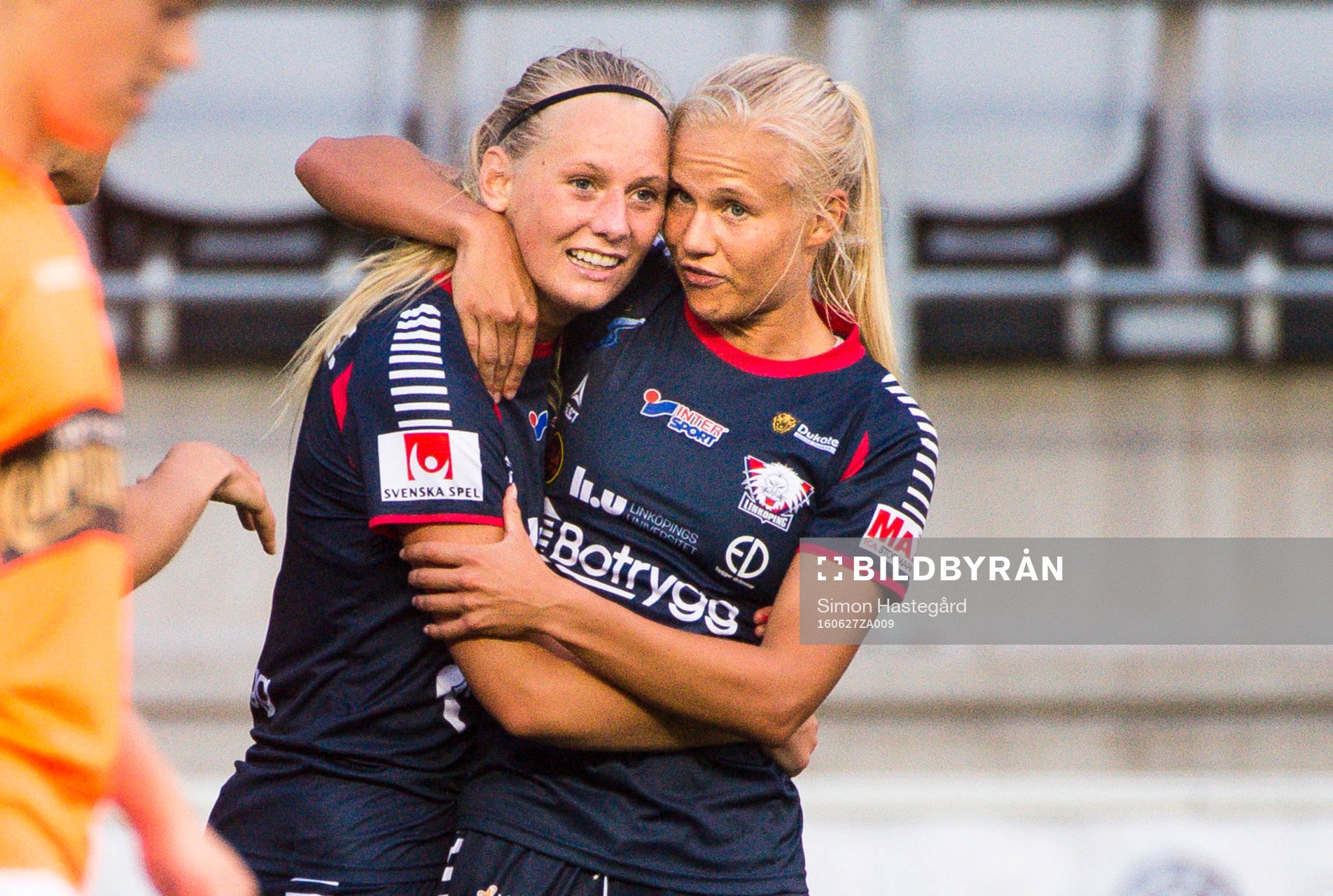 Linköpings Stina Blackstenius och Pernille Mosegaard Harder jublar efter 1-0 under fotbollsmatchen i damallsvenskan mellan Linköping FC och Kopparbergs/Göteborg den 27 juni 2016 i Linköping.