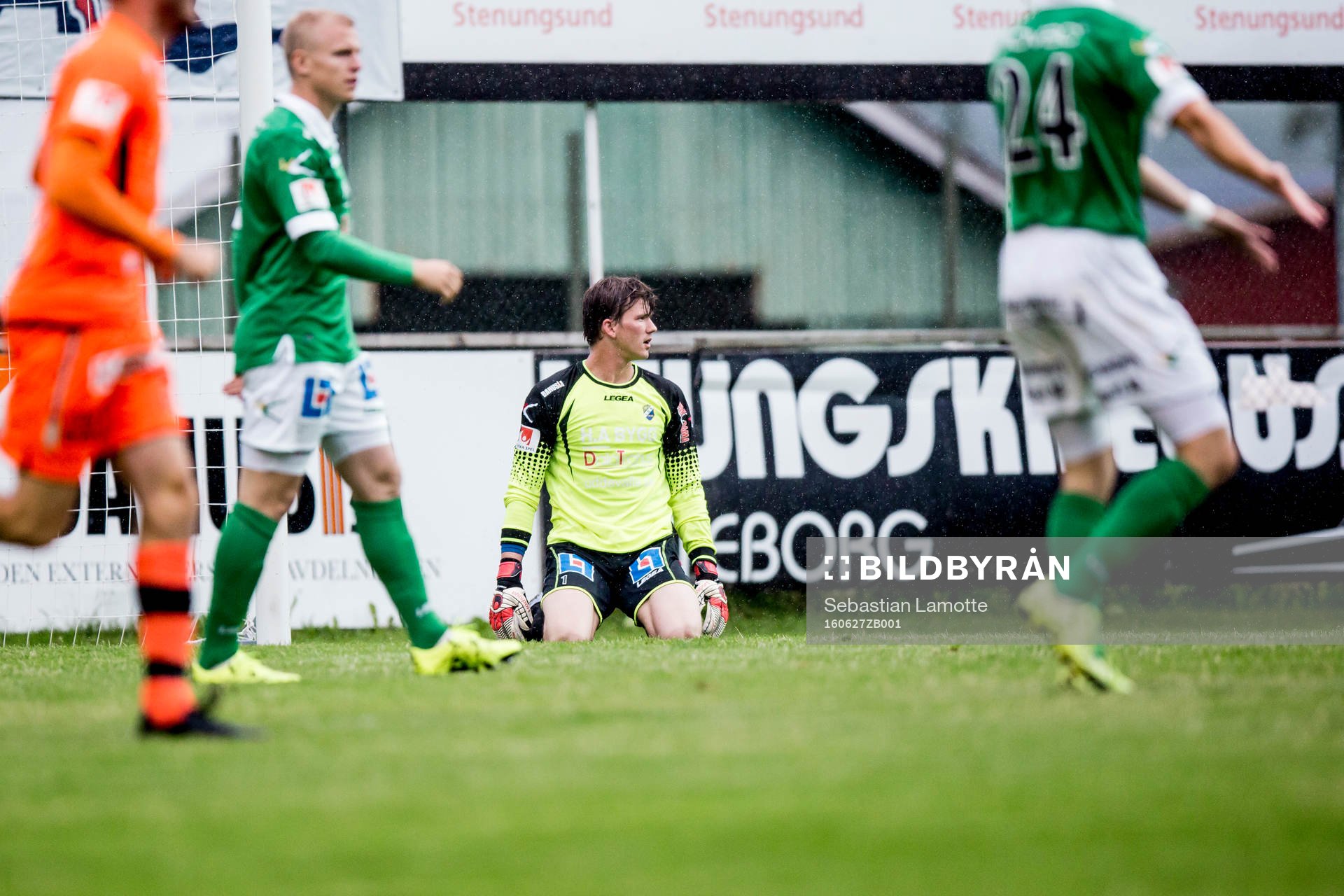 Ljungskiles målvakt August Strömberg deppar