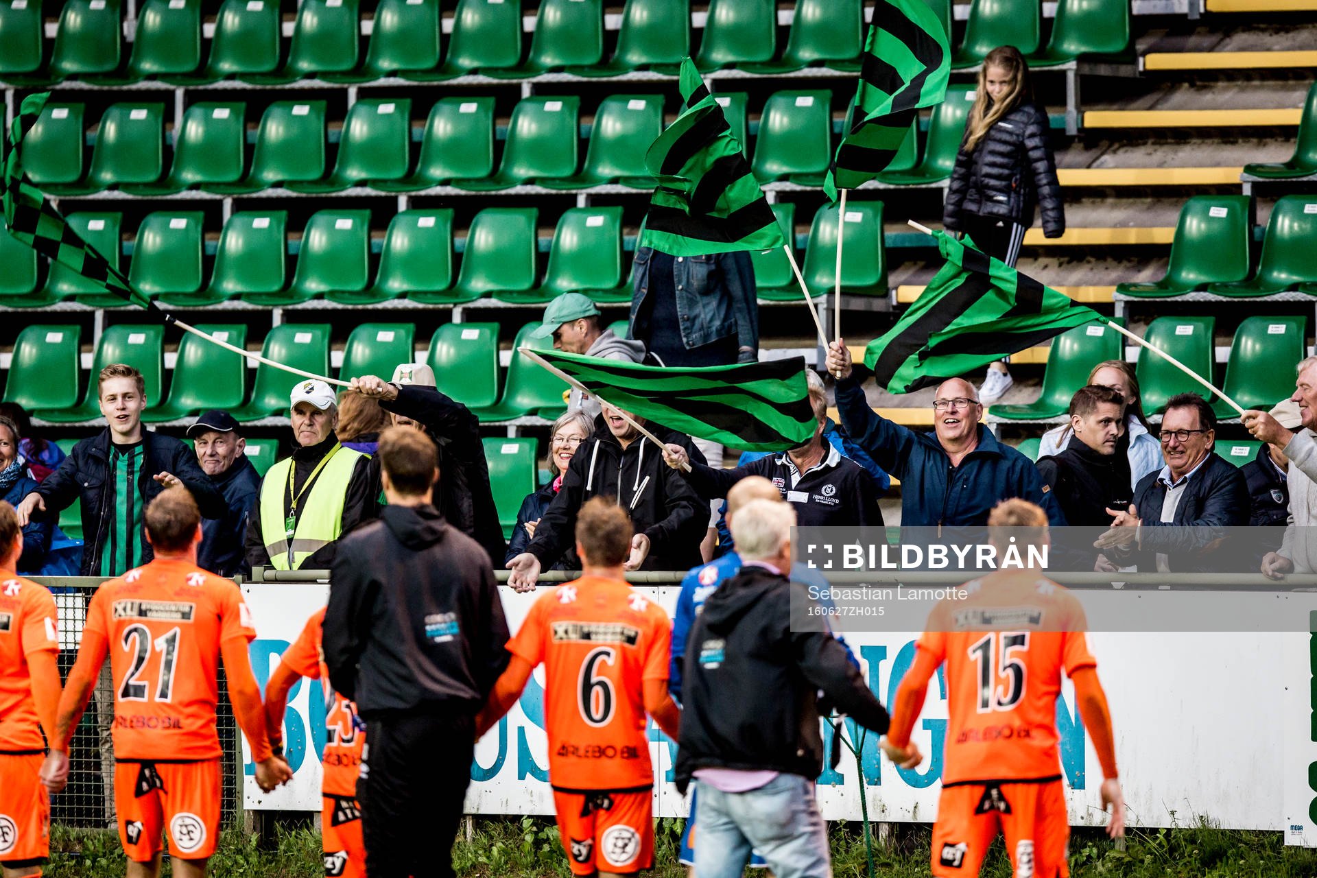 Varbergs spelare tackar sin tillresta klack