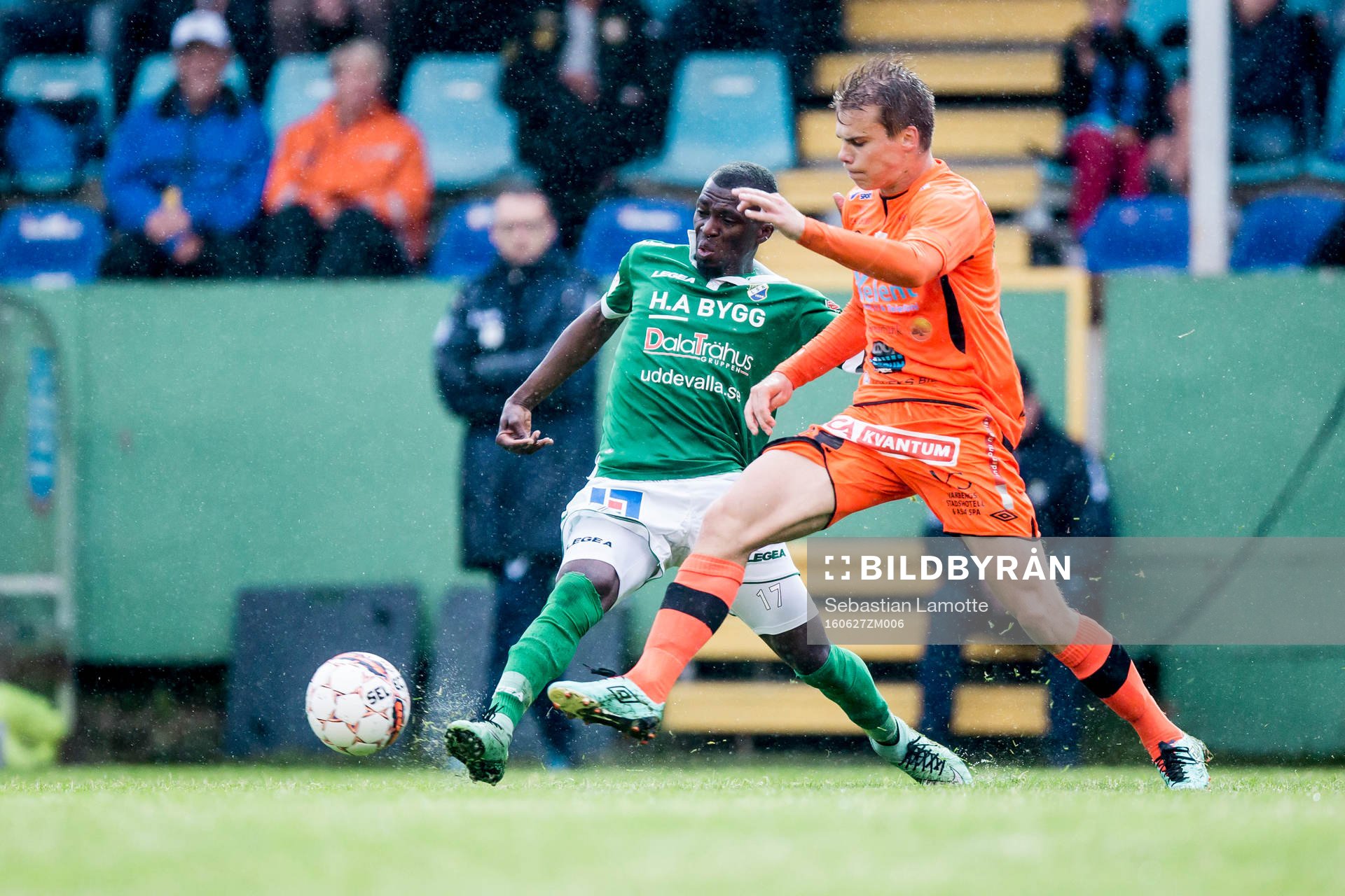 Varbergs Elias Andersson och Ljungskiles Yussif Chibsah