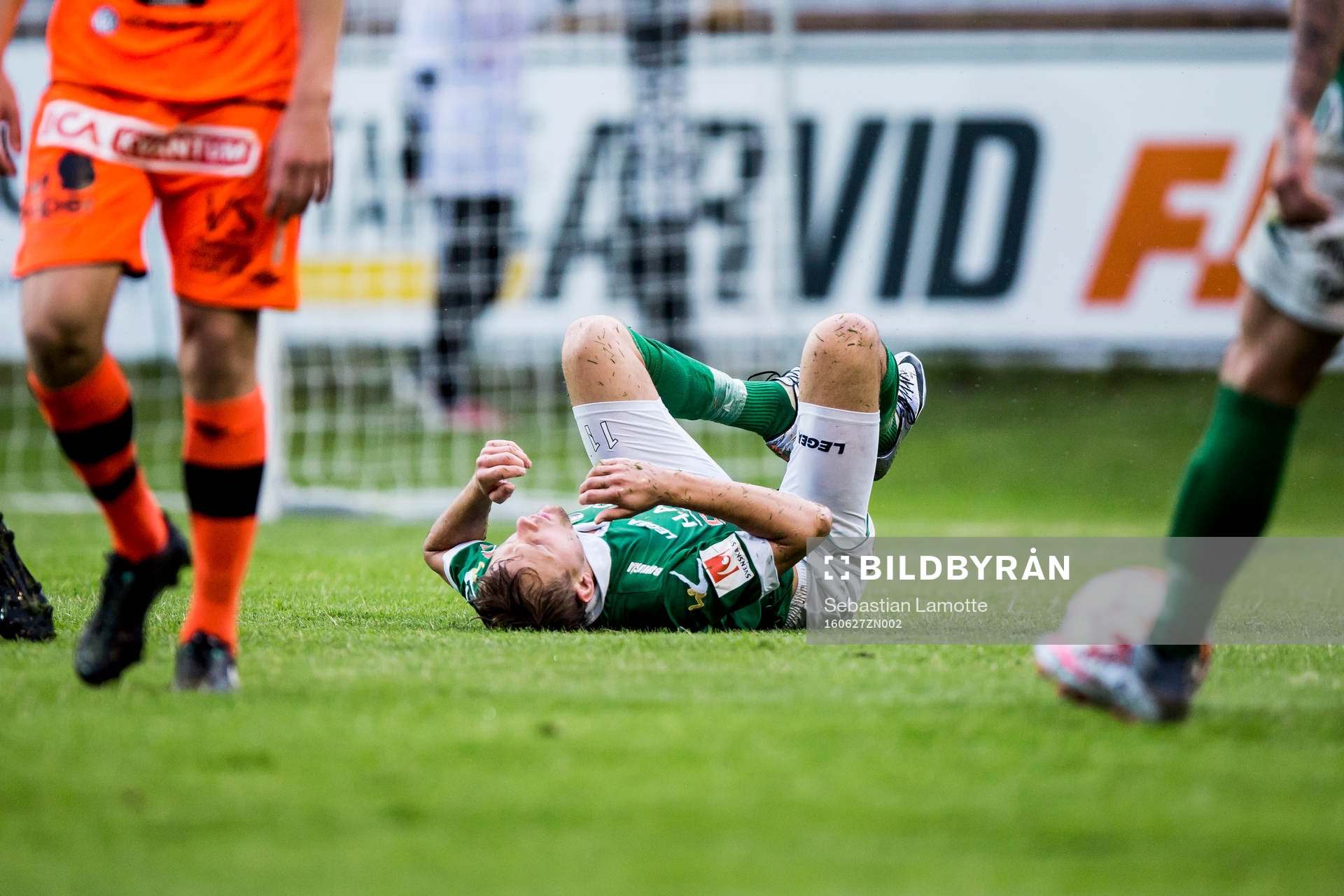 Ljungskiles Jakob Olsson liggandes på marken