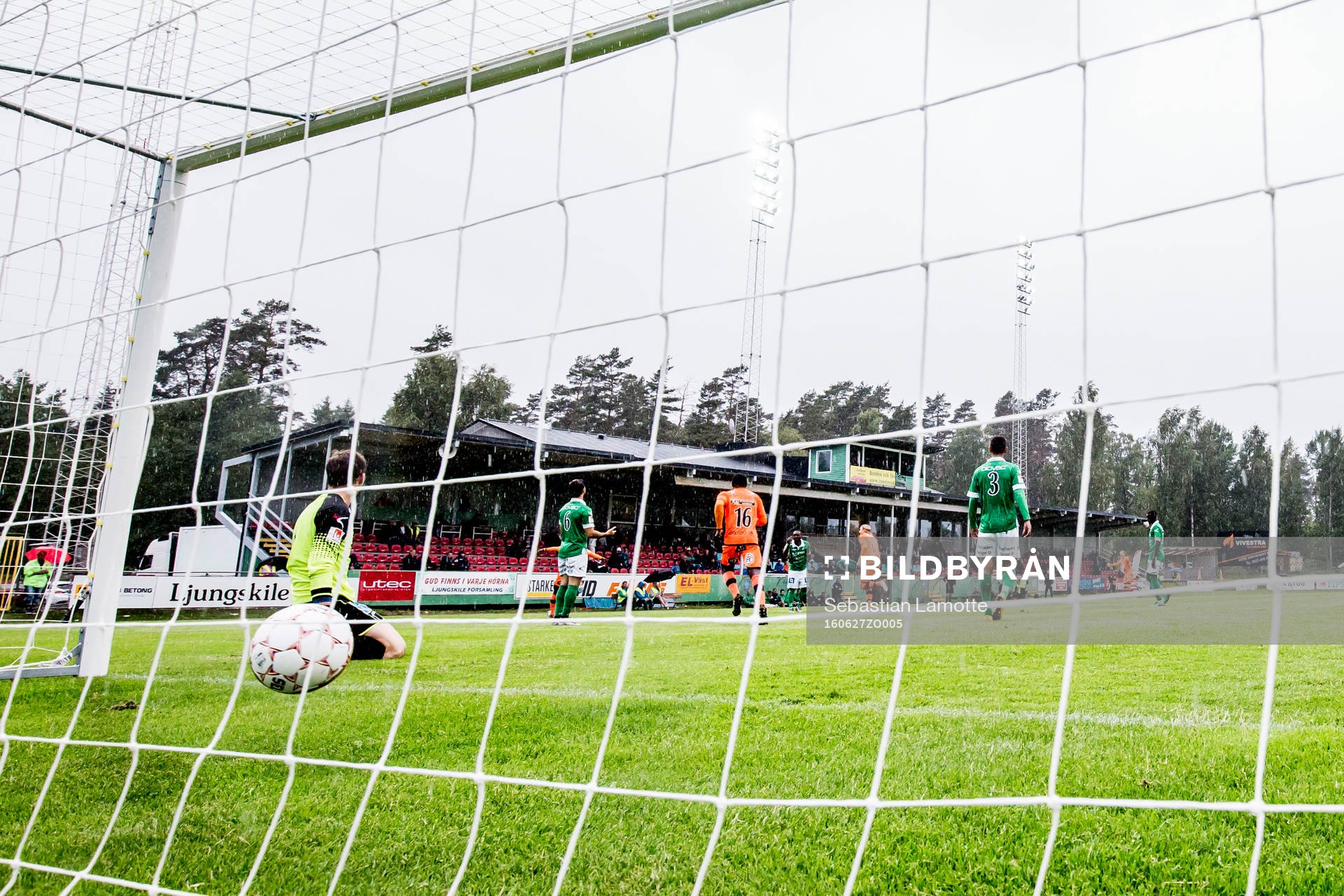 Varbergs Thomas Boakye gör 0-1 bakom Ljungskiles målvakt