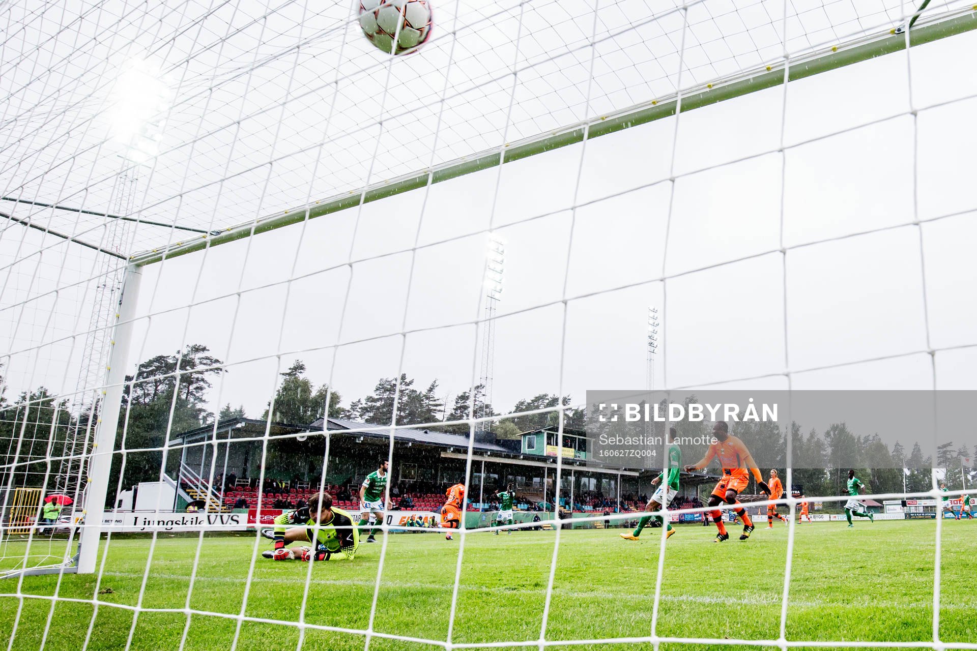 Varbergs Thomas Boakye gör 0-1 bakom Ljungskiles målvakt