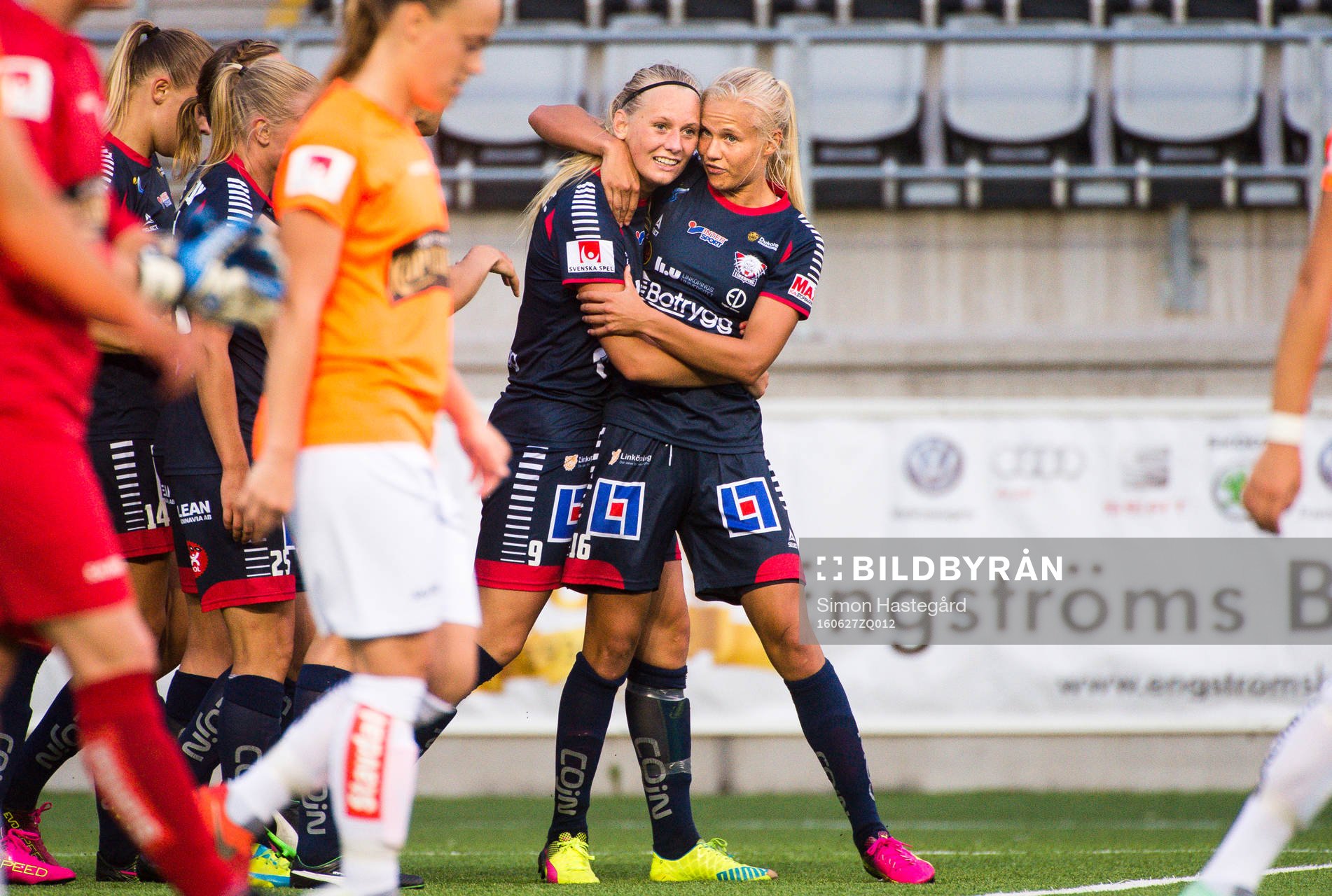 Linköpings Stina Blackstenius och Pernille Mosegaard Harder jublar efter 1-0 under fotbollsmatchen i damallsvenskan mellan Linköping FC och Kopparbergs/Göteborg den 27 juni 2016 i Linköping.